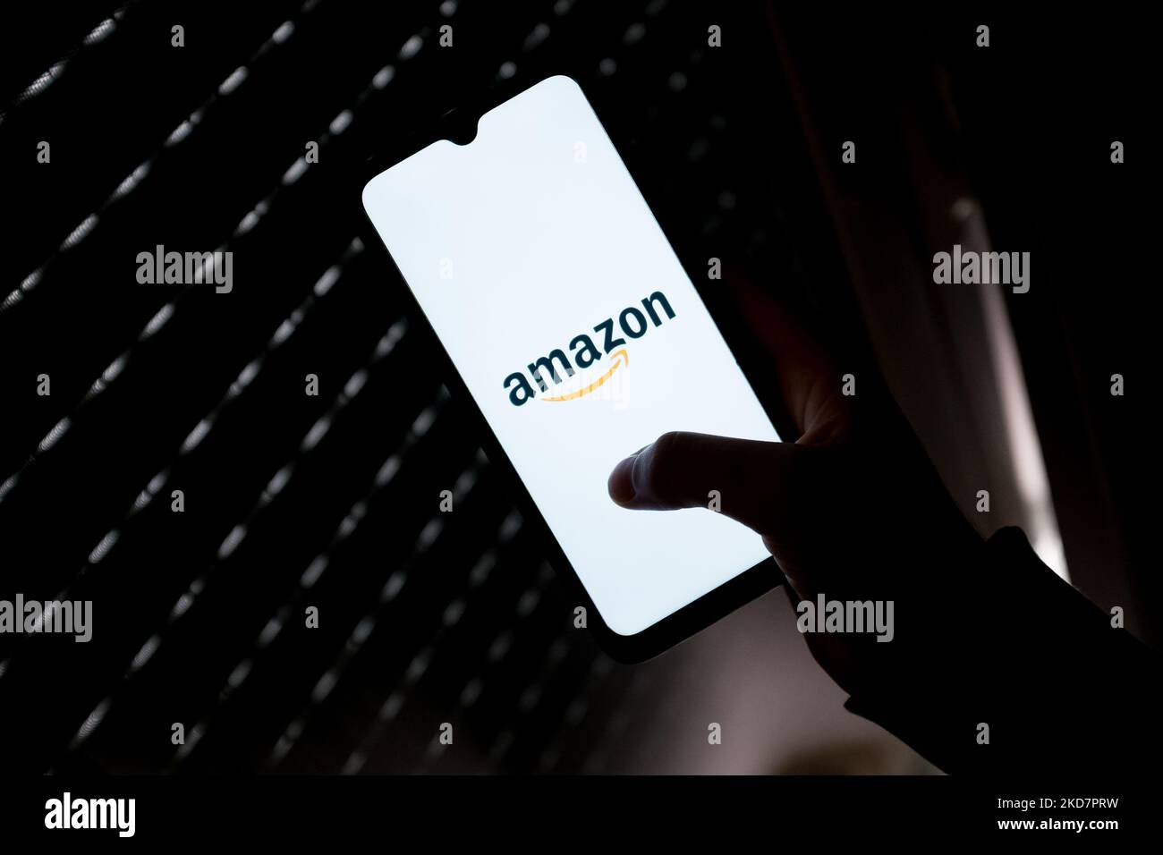 Sur cette photo, un logo Amazon apparaît sur l'écran d'un smartphone à Athènes, en Grèce, sur 16 avril 2022. (Photo de Nikolas Kokovovlis/NurPhoto) Banque D'Images