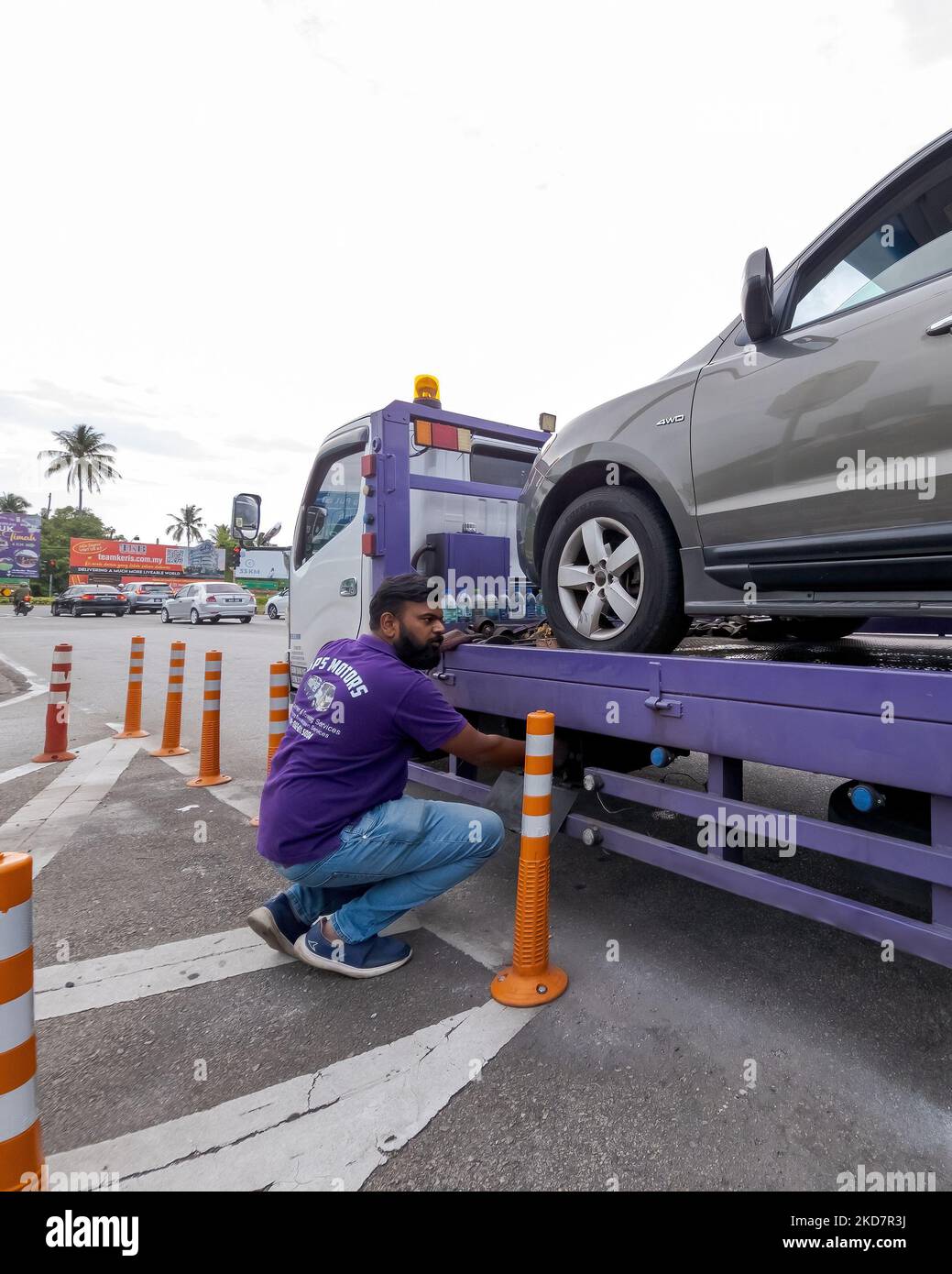 Installation de la voiture brisée sur le camion pour le transport Banque D'Images