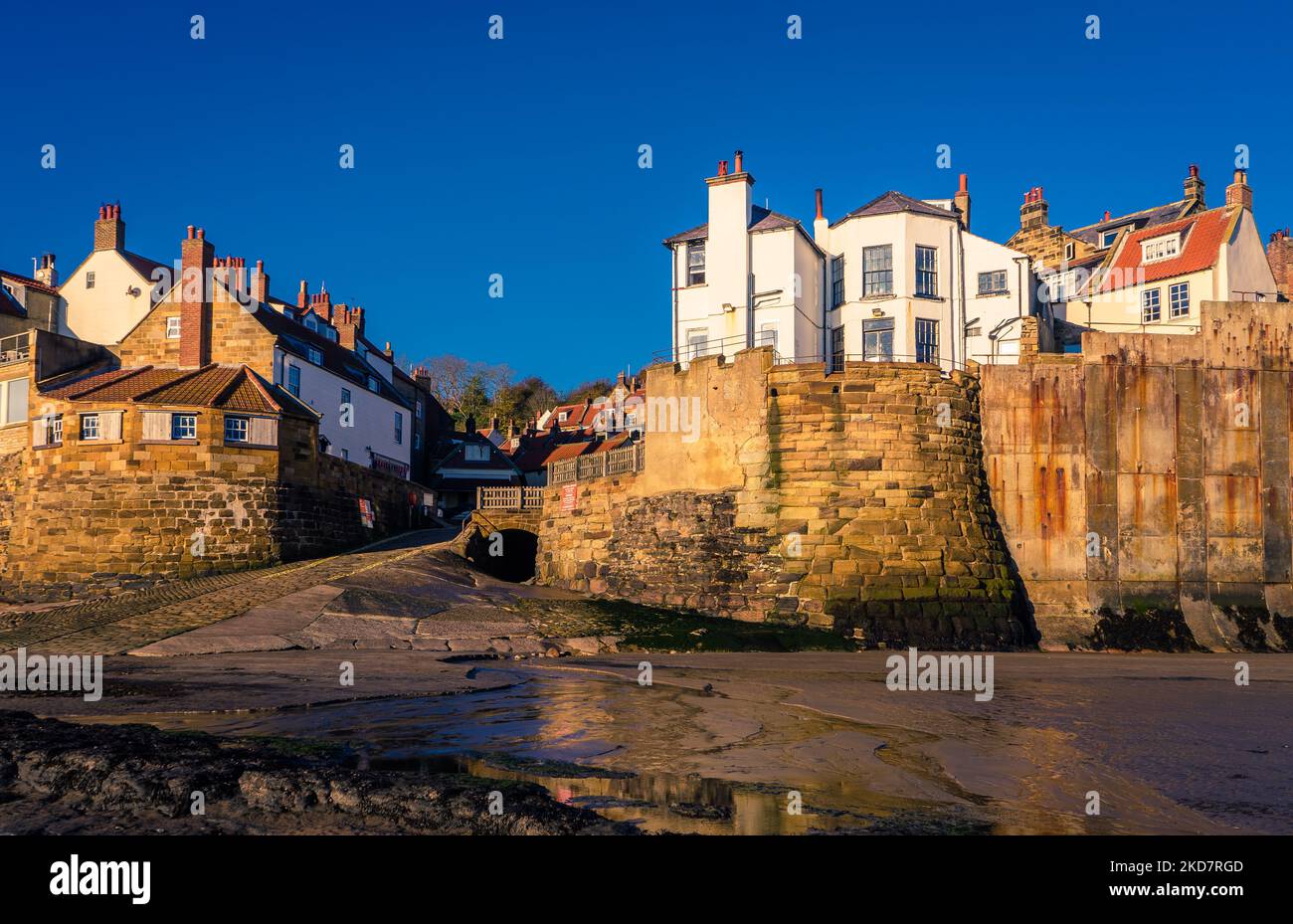 Vue sur le village de Robin Hoods Bay depuis la plage à marée basse. C'est le début / la fin de la célèbre promenade d'un océan à l'autre. Banque D'Images