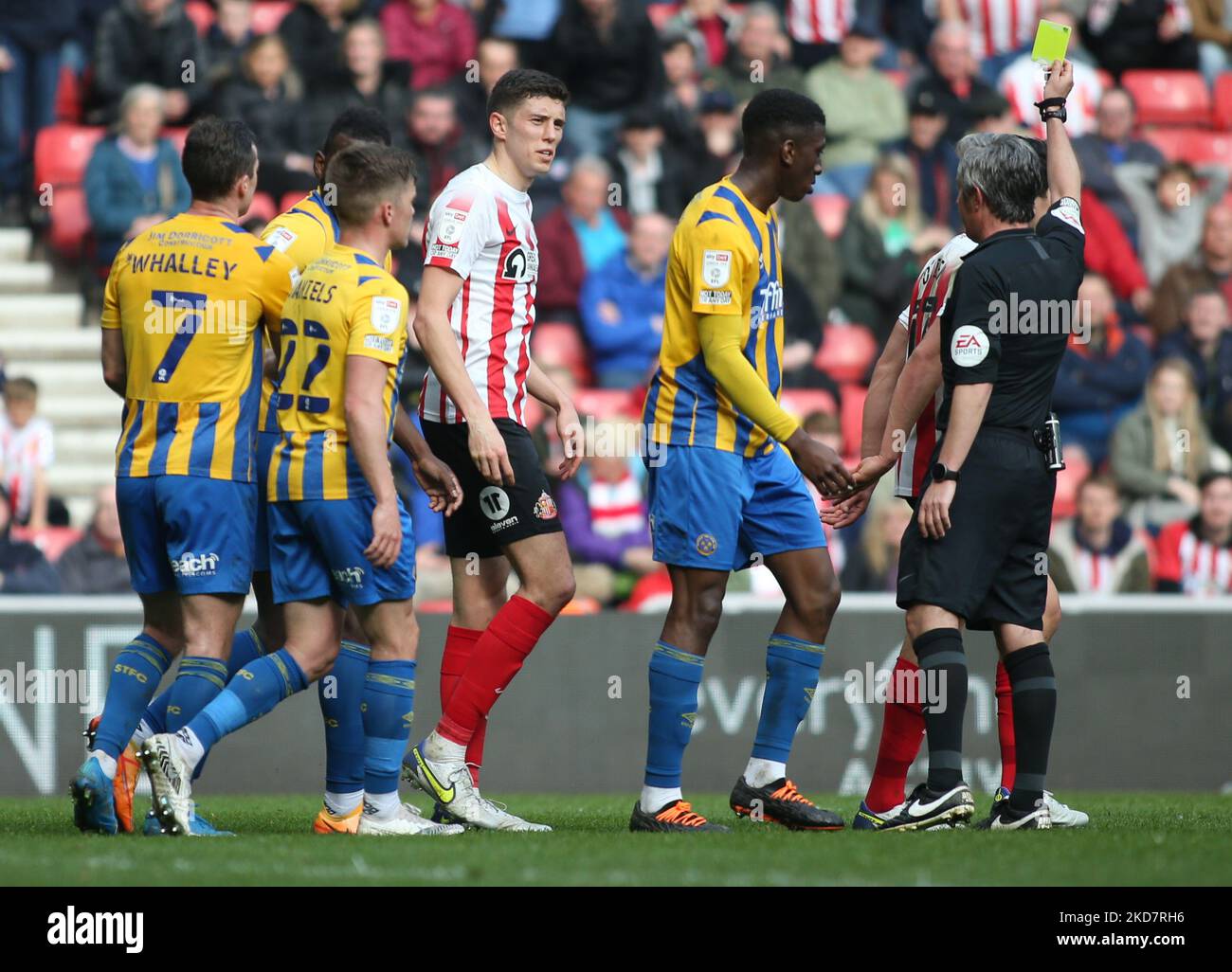 Ross Stewart de Sunderland est réservé pour la simulation par l'arbitre Darren Bond lors du match Sky Bet League 1 entre Sunderland et Shrewsbury Town au stade de Light, Sunderland, le vendredi 15th avril 2022. (Photo par Michael Driver/MI News/NurPhoto) Banque D'Images