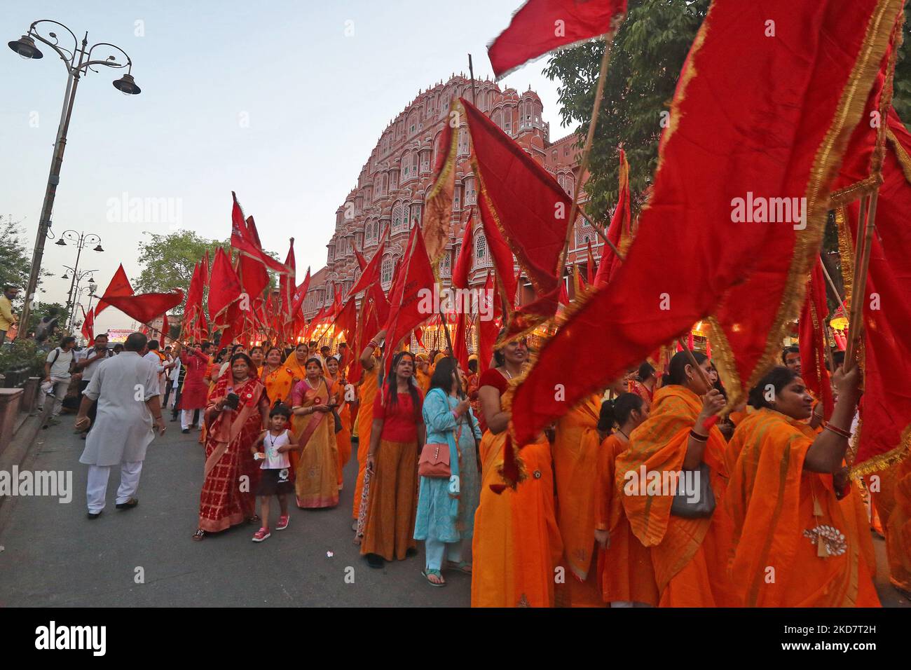 Les dévotés prennent part à la procession Hanuman Jayanti du Seigneur hindou près de Hawa Mahal à Jaipur, Rajasthan, Inde, samedi, 16 avril,2022. (Photo de Vishal Bhatnagar/NurPhoto) Banque D'Images