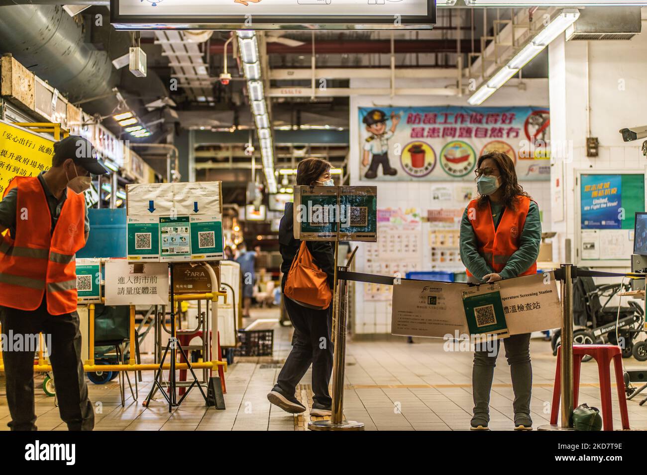 , Le personnel à l'entrée d'un marché humide à Mongkok vérifier que les clients scannent l'application leavehomesafe et qu'ils sont vaccinés, sur 16 avril 2022. (Photo de Marc Fernandes/NurPhoto) Banque D'Images