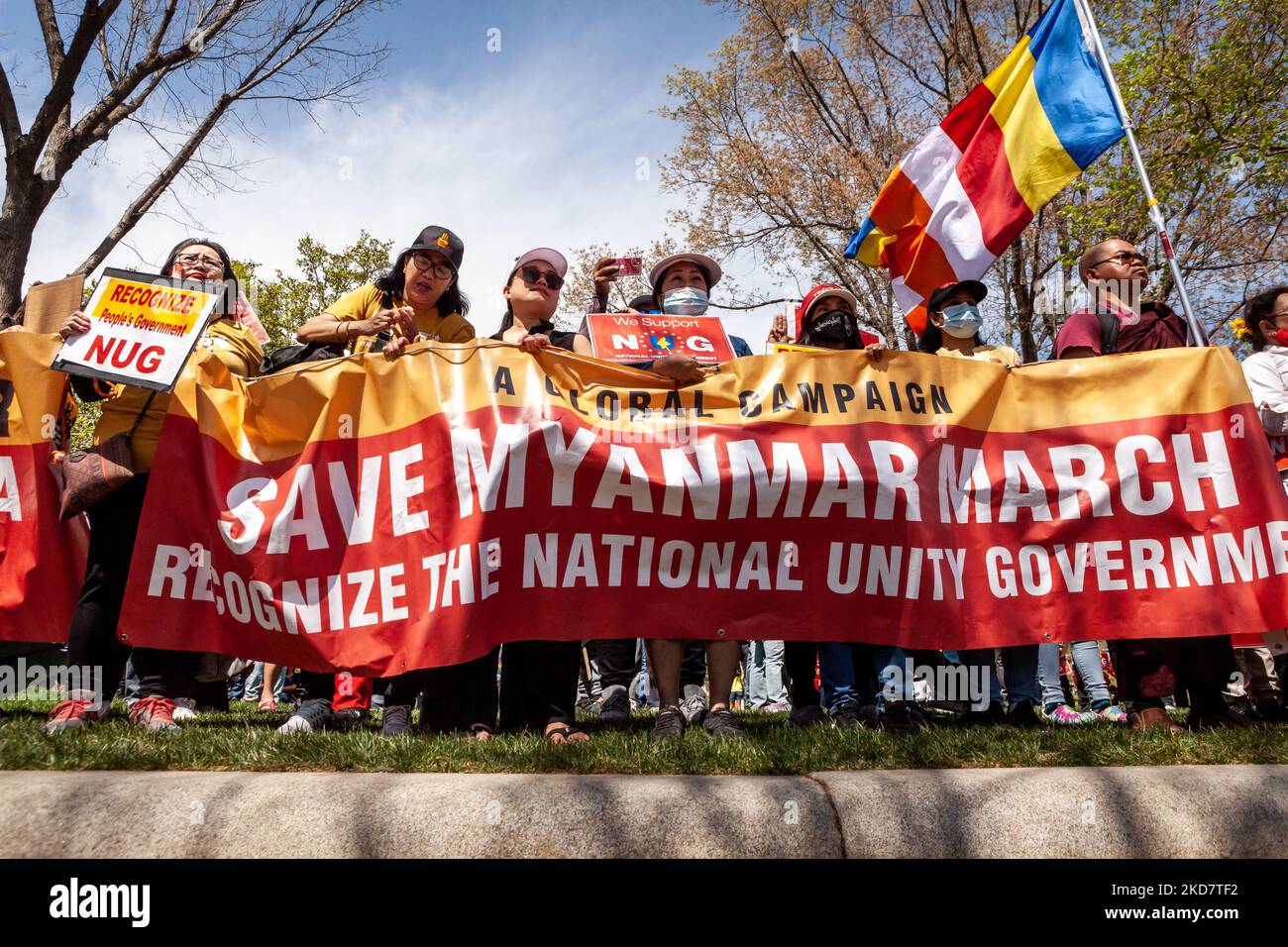 Les gens participent à une manifestation à la Maison Blanche marquant le premier anniversaire du Gouvernement d'unité nationale au Myanmar. (Photo d'Allison Bailey/NurPhoto) Banque D'Images