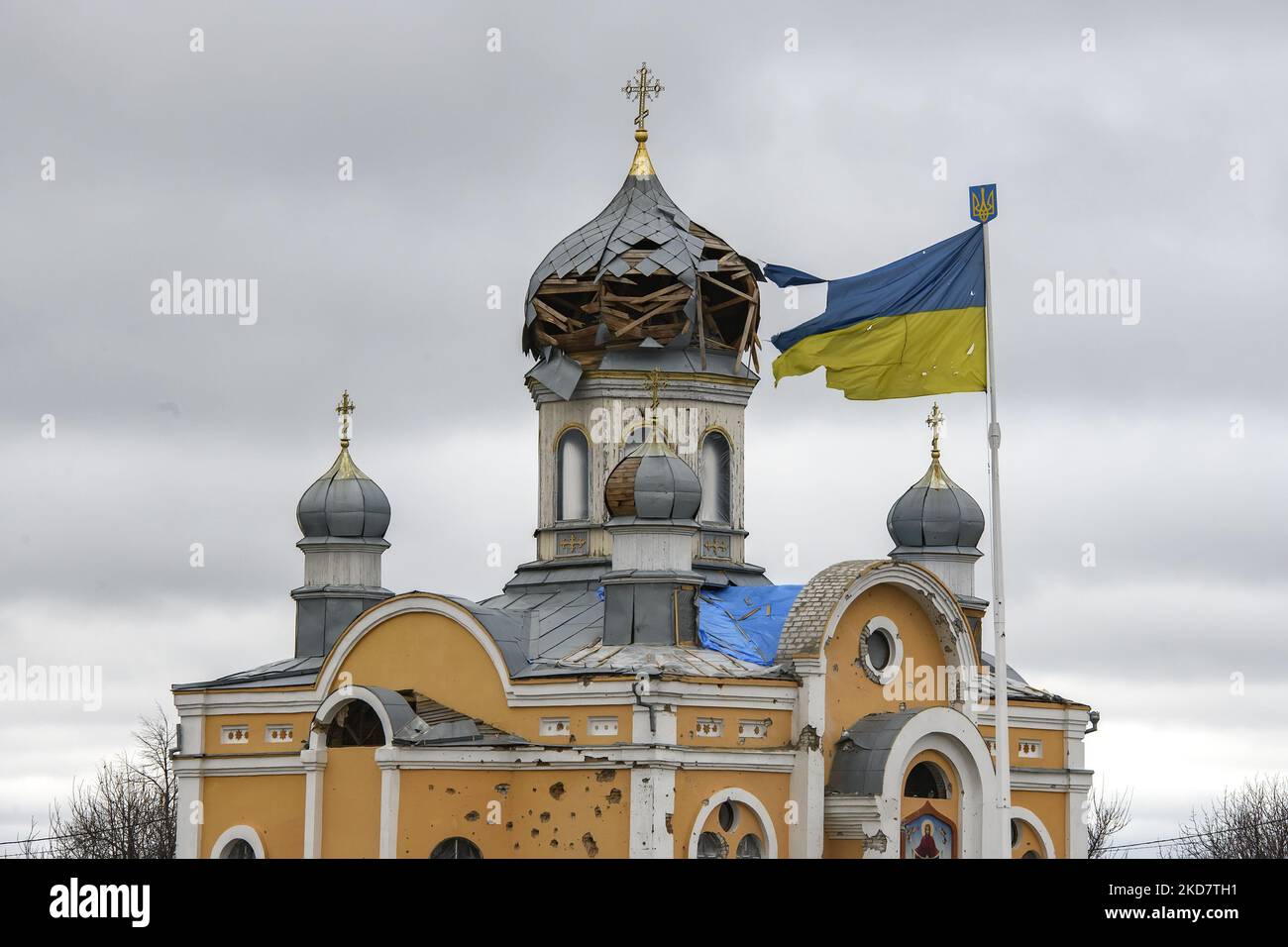 Église orthodoxe Pokrovsky, endommagée par les bombardements de l'armée russe à Malyn, région de Zhytomyr, Ukraine, 16 avril 2022 (photo de Maxym Marusenko/NurPhoto) Banque D'Images