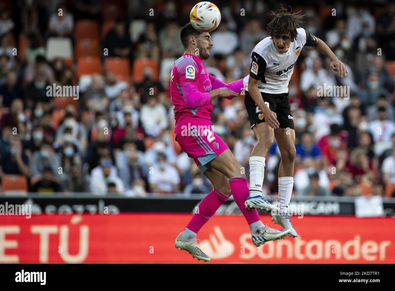 Nacho Vidal de C.A. Osasuna (L) et Bryan Gil de Valencia CF pendant le match de la Liga entre Valencia CF et CA Osasuna au stade Mestalla sur 16 avril 2022. (Photo de Jose Miguel Fernandez/NurPhoto) Banque D'Images