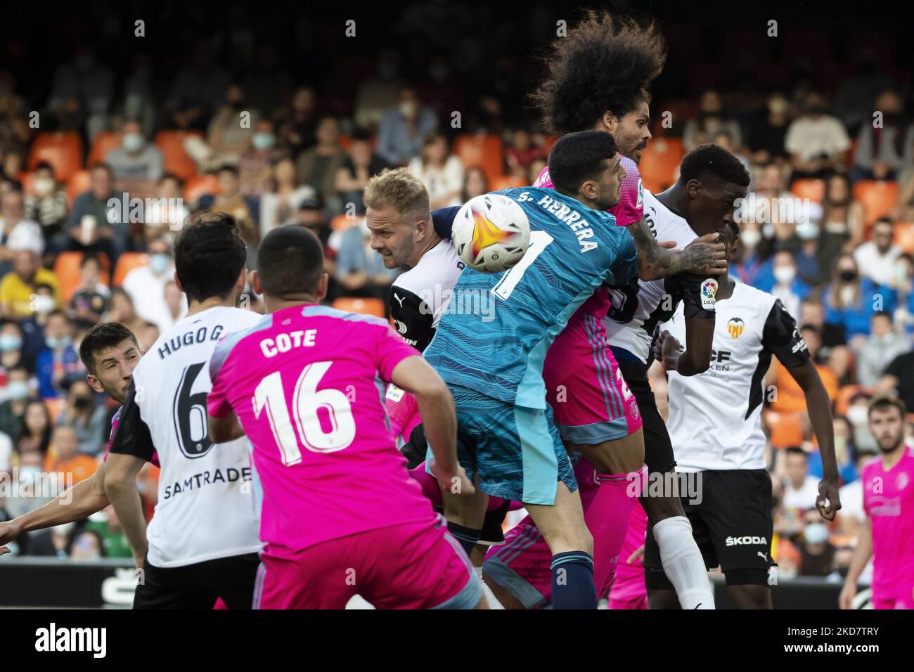 Ergio Herrera de C.A. Osasuna et unos Racic de Valencia CF pendant le match de la Liga entre Valencia CF et CA Osasuna au stade Mestalla sur 16 avril 2022. (Photo de Jose Miguel Fernandez/NurPhoto) Banque D'Images