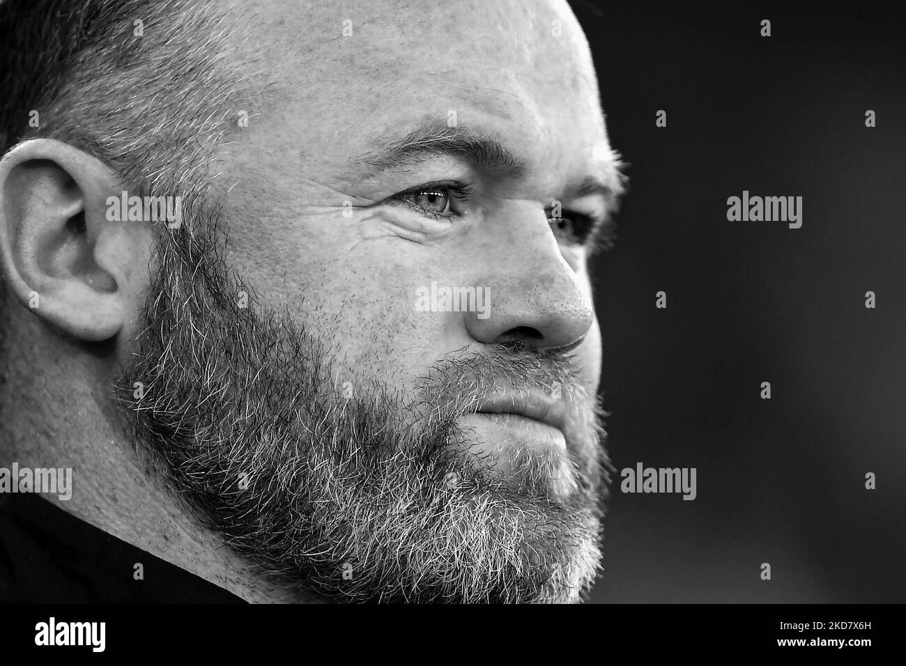 (NOTE DE LA RÉDACTION: L'image a été convertie en noir et blanc) Wayne Rooney, directeur du comté de Derby lors du match de championnat Sky Bet entre le comté de Derby et Fulham au Pride Park, Derby, le vendredi 15th avril 2022. (Photo de Jon Hobley/MI News/NurPhoto) Banque D'Images