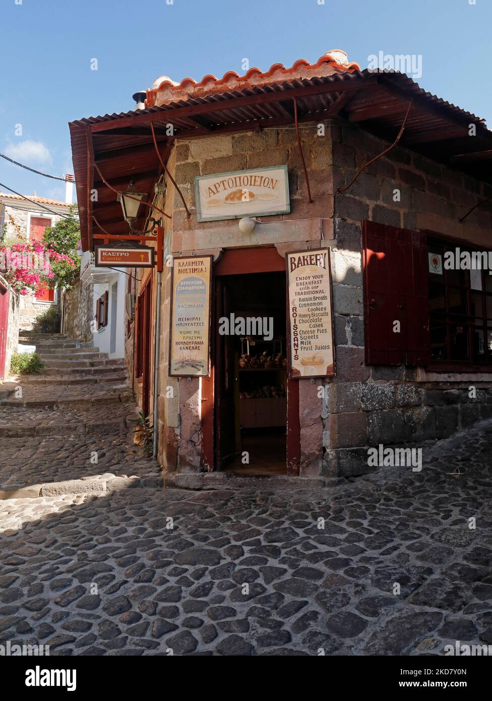 Boulangerie (fournos), Molyvos, scènes de Lesbos. Boutique traditionnelle, rues pavées Banque D'Images