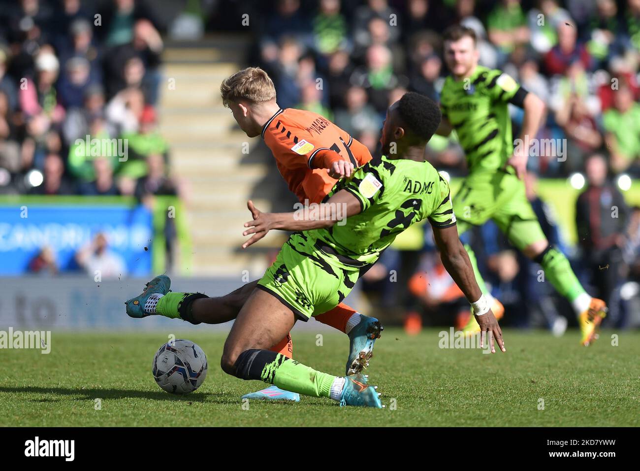 Harry Vaughan, d'Oldham Athletic, se livre aux défenses d'Ebou Adams des Green Rovers lors du match de Sky Bet League 2 entre Forest Green Rovers et Oldham Athletic au New Lawn, Nailsworth, le lundi 18th avril 2022. (Photo de ddie Garvey/MI News/NurPhoto) Banque D'Images