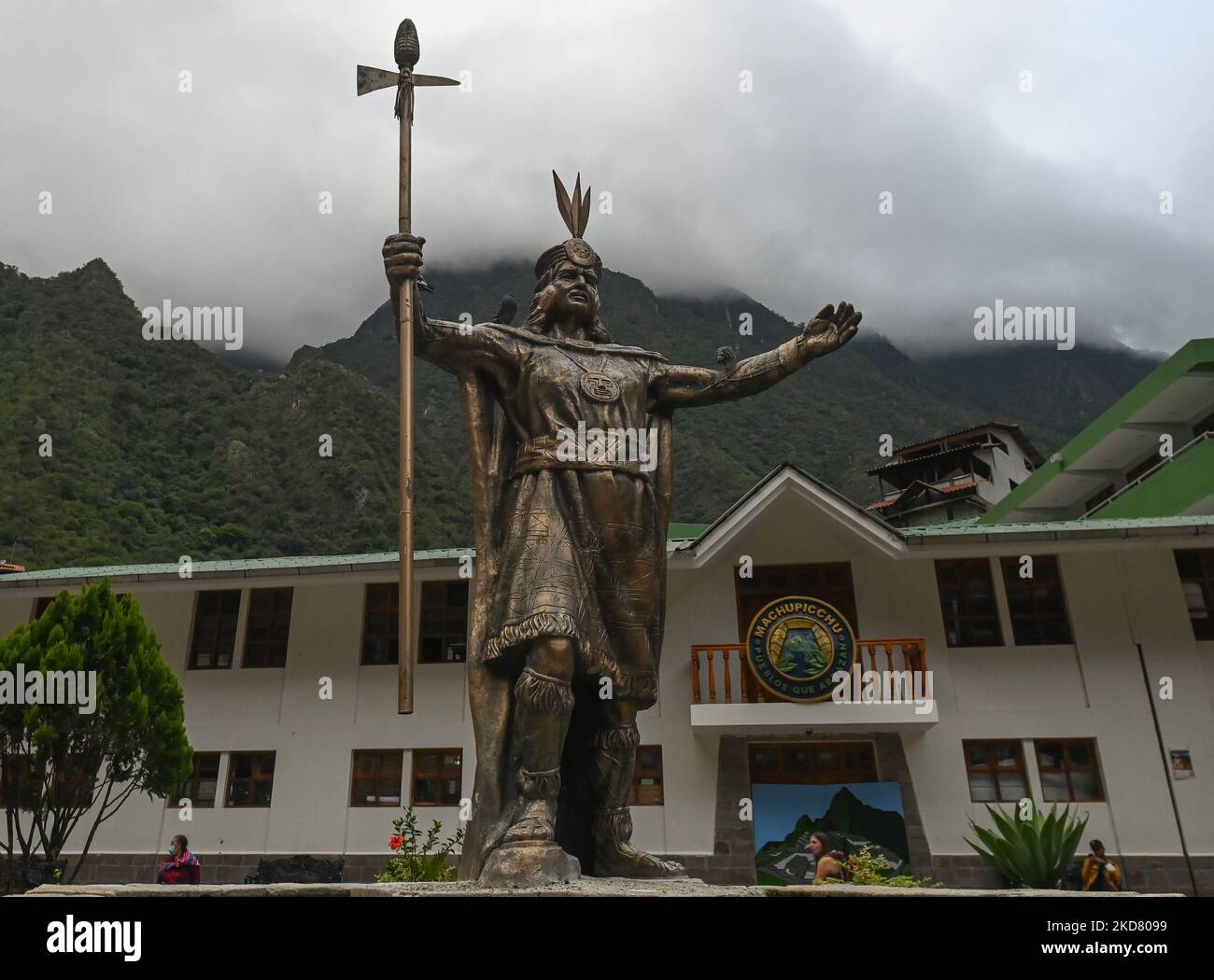 Monument 'Fuente Inca' au Grand Pachacutec, leader péruvien de l'Inca, vu sur la place principale vide d'Aguas Calientes. Les dirigeants syndicaux de la région de Cusco ont lancé ce matin une grève de 48 heures pour protester contre la hausse des prix des aliments, du carburant et des engrais et pour demander au gouvernement de l'aider à sortir de la crise. La grève à Cusco a bloqué l'accès routier et ferroviaire aux ruines de Machu Picchu, la principale attraction touristique du pays, et les routes d'accès à Cusco, la capitale régionale, piégeant des milliers de touristes innocents. Le lundi 18 avril 2022, à Aguas Calientes, Cusco, Pérou. (Photo par Artur Widak/NurPhoto) Banque D'Images