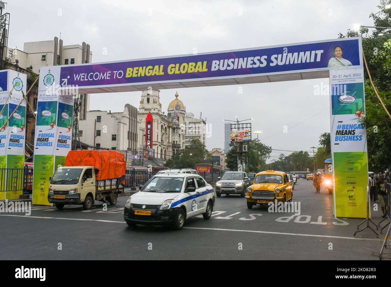 Une porte d'entrée temporaire est vue pour promouvoir le Sommet mondial des affaires du Bengale , à Kolkata , en Inde , le 19 avril 2022 . Le gouvernement du Bengale occidental organise la sixième édition du Sommet mondial des affaires du Bengale à partir de 20 avril , où plus de 4000 délégués de 35 pays visiteront et discuteront des opportunités d'affaires et d'investissement au Bengale selon les rapports des médias. (Photo par Debarchan Chatterjee/NurPhoto) Banque D'Images