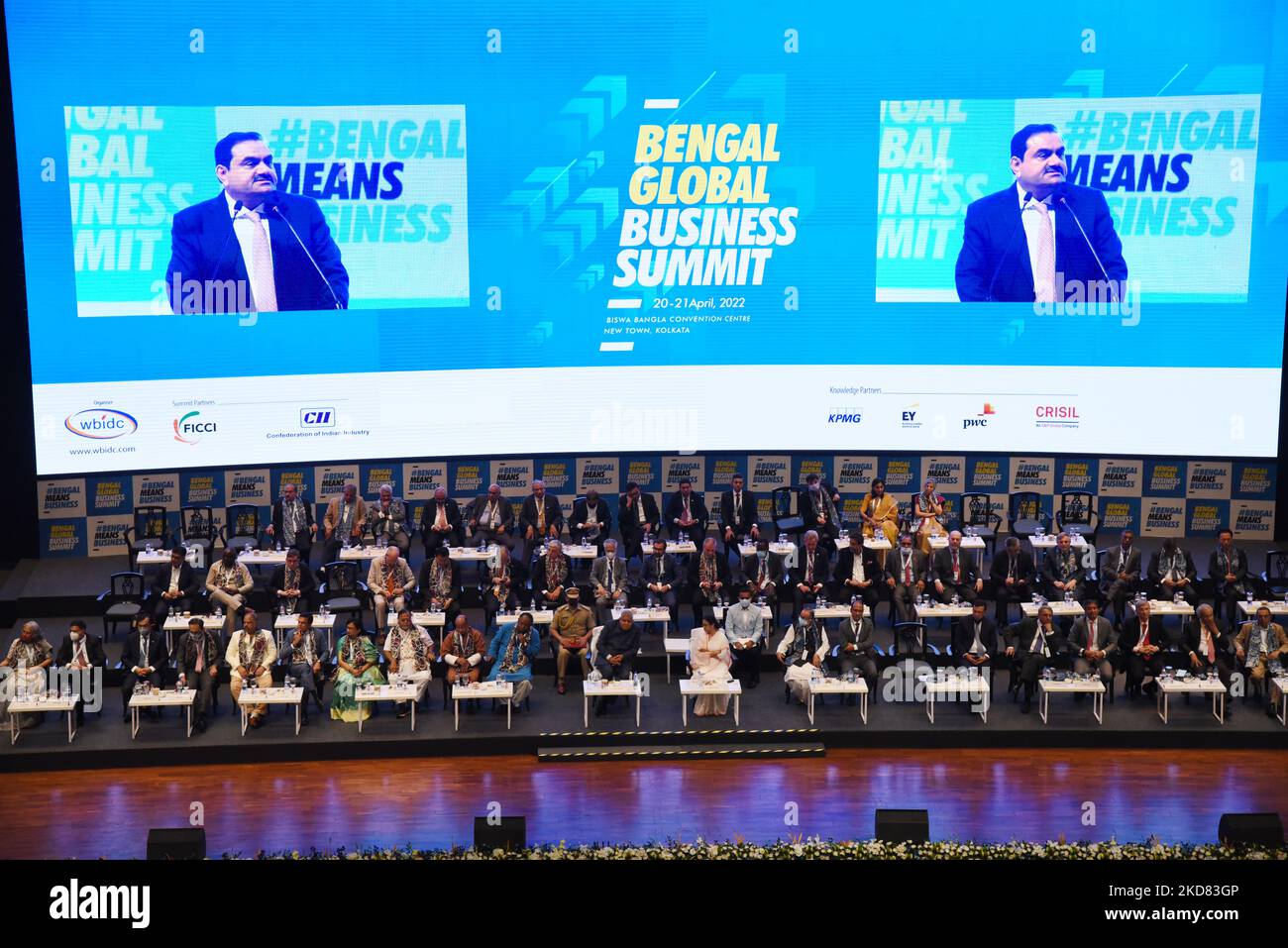 Le Président du Groupe Adani du conglomérat indien, Gautam Adani, est photographié sur des écrans lorsqu'il prononce son discours lors de l'inauguration 6th du Sommet mondial des affaires du Bengale (BGBS) à Kolkata, en Inde, mercredi , sur 20 avril,2022. (Photo de Debajyoti Chakraborty/NurPhoto) Banque D'Images