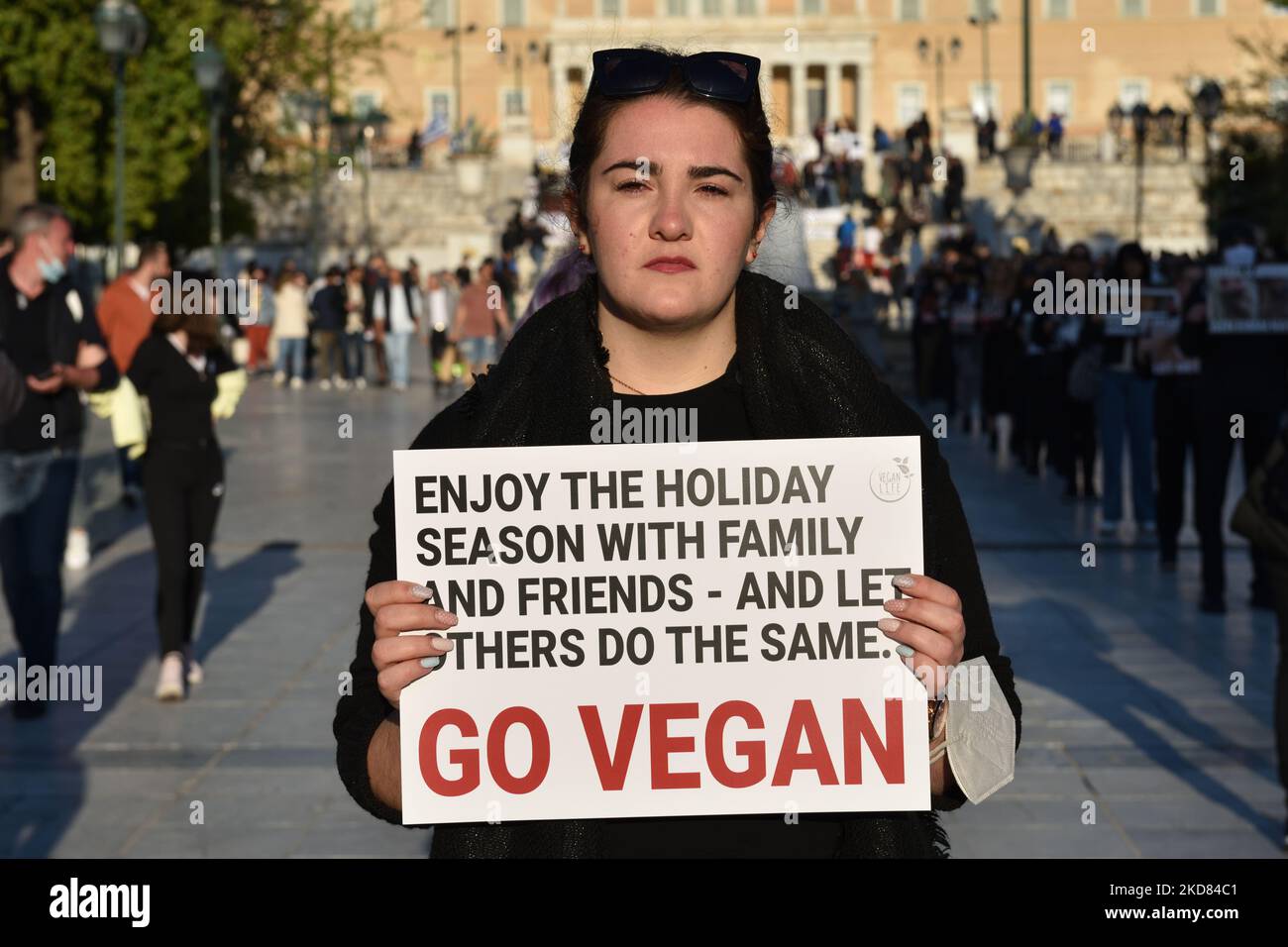Les militants des droits des animaux qui détiennent des pancartes protestent sur la place Syntagma à Athènes contre l'abattage de masse d'agneaux destinés à la consommation le dimanche de Pâques orthodoxe grec, à 20 avril 2022, à Athènes, en Grèce. (Photo de Nicolas Koutsokostas/NurPhoto) Banque D'Images