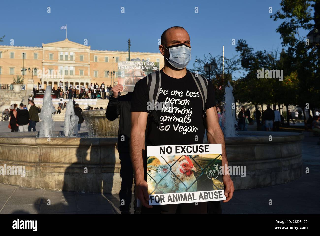 Les militants des droits des animaux qui détiennent des pancartes protestent sur la place Syntagma à Athènes contre l'abattage de masse d'agneaux destinés à la consommation le dimanche de Pâques orthodoxe grec, à 20 avril 2022, à Athènes, en Grèce. (Photo de Nicolas Koutsokostas/NurPhoto) Banque D'Images