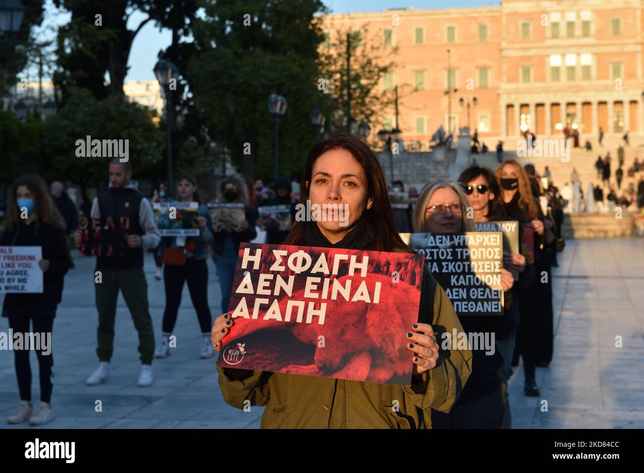 Les militants des droits des animaux qui détiennent des pancartes protestent sur la place Syntagma à Athènes contre l'abattage de masse d'agneaux destinés à la consommation le dimanche de Pâques orthodoxe grec, à 20 avril 2022, à Athènes, en Grèce. (Photo de Nicolas Koutsokostas/NurPhoto) Banque D'Images