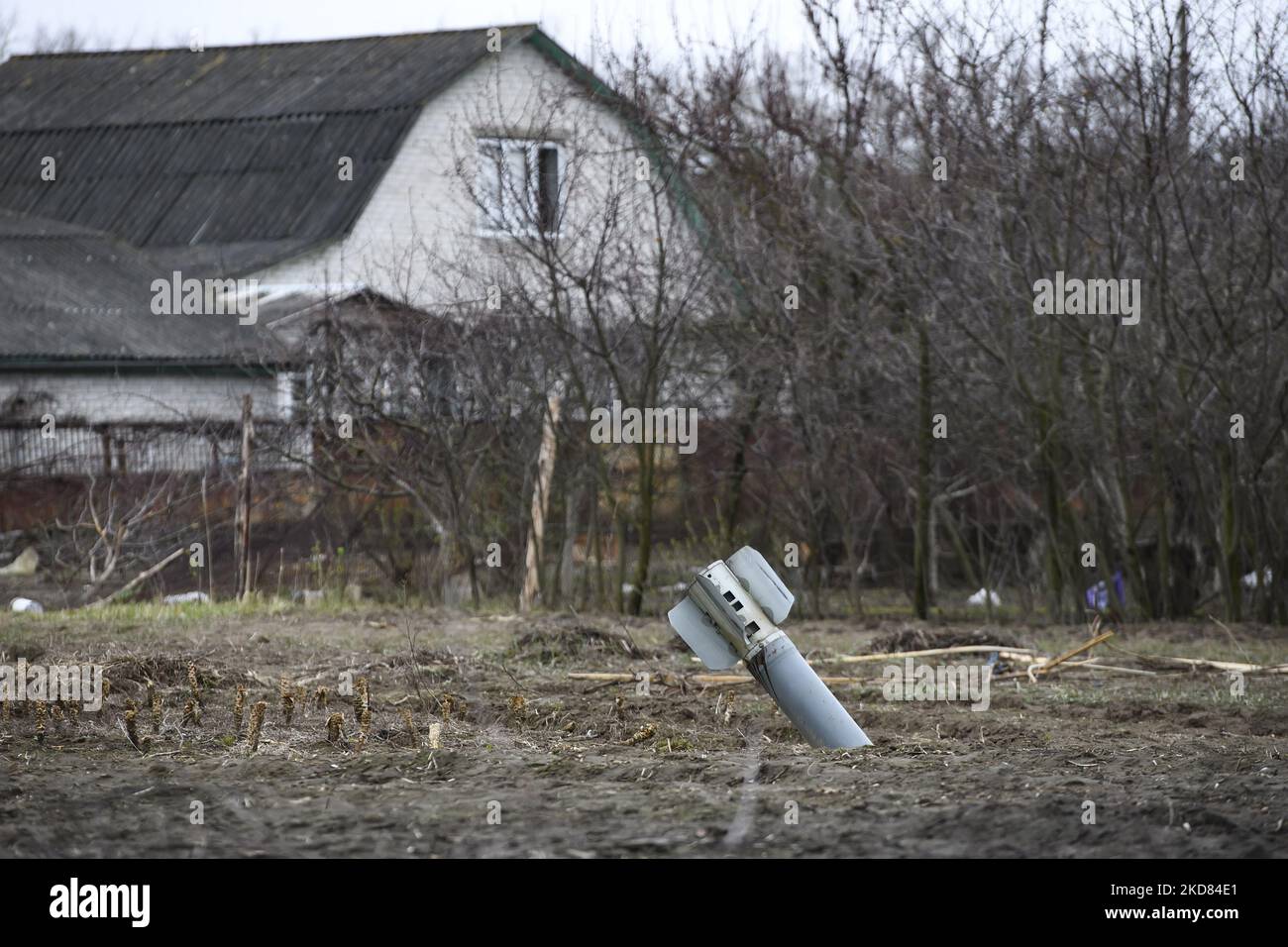Le détail d'une carapace russe de lancement de roquettes multiples près de la maison résidentielle , comme la Russie attaque l'Ukraine continue, dans le village Yahidne, région de Chernihiv, Ukraine, 20 avril 2022 (photo de Maxym Marusenko/NurPhoto) Banque D'Images