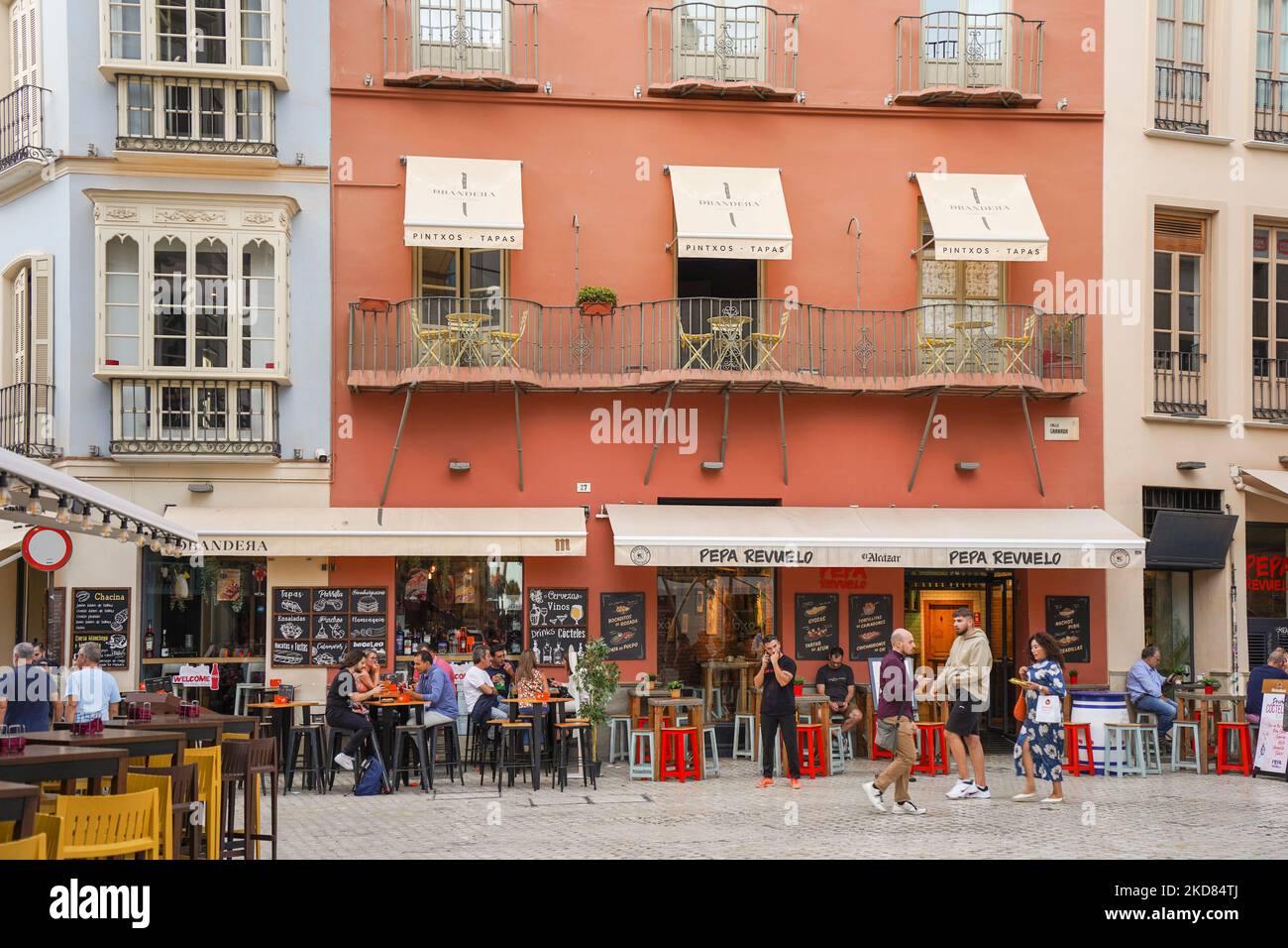 Restaurant avec terrasse sur balcons dans le centre de Malaga, Costa del sol, Andalousie, Espagne. Banque D'Images