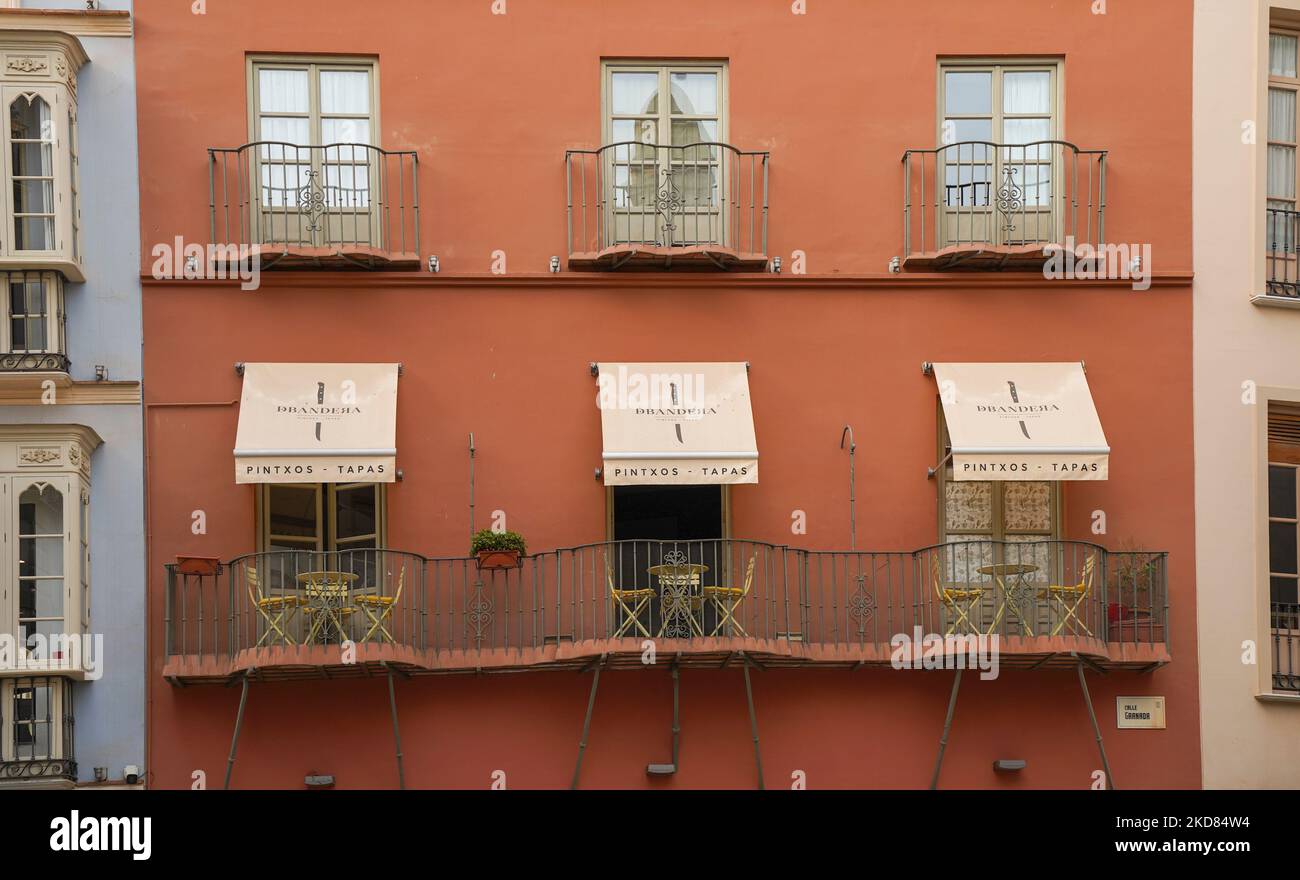 Restaurant avec terrasse sur balcons dans le centre de Malaga, Costa del sol, Andalousie, Espagne. Banque D'Images