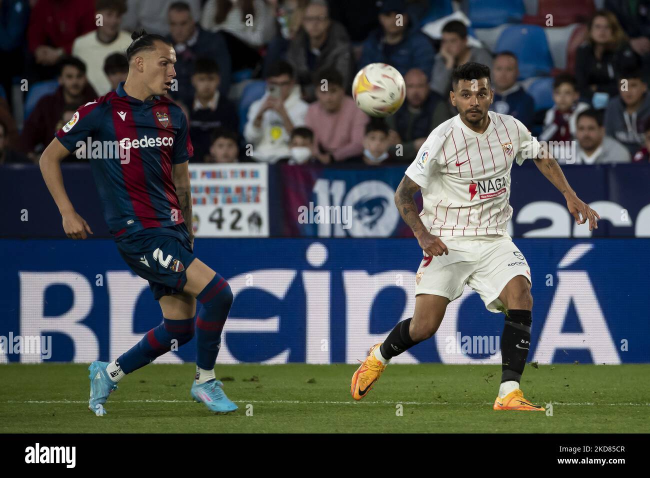 Francisco Javier Hidalgo, fils de Levante UD (L) et Jésus Manuel Corona, Tecatito du FC Séville pendant le match de la Ligue entre Levante UD et Sevilla CF au stade Ciutat de Valence sur 21 avril 2022. (Photo de Jose Miguel Fernandez/NurPhoto) Banque D'Images