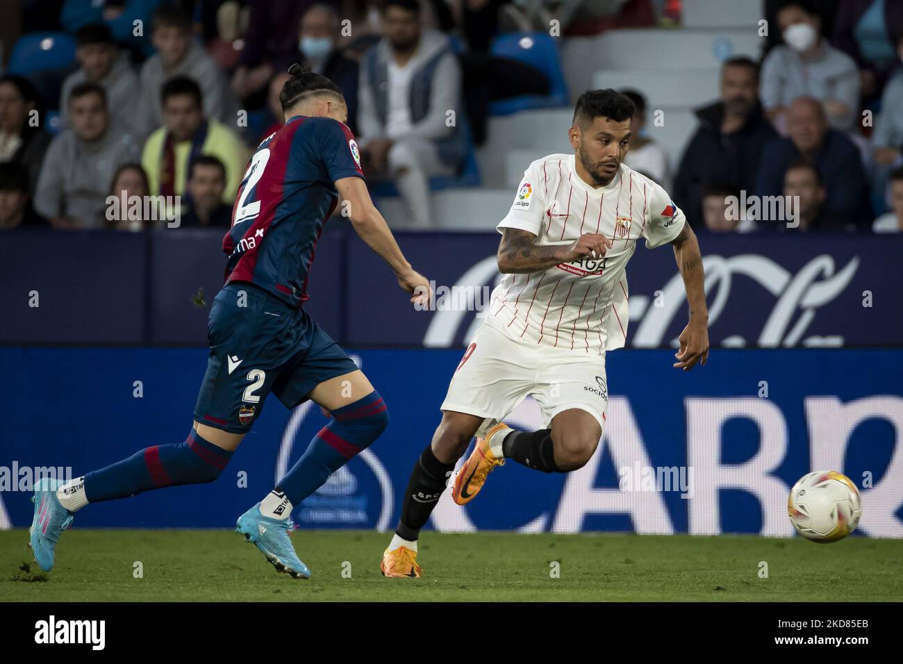 Francisco Javier Hidalgo, fils de Levante UD (L) et Jésus Manuel Corona, Tecatito du FC Séville pendant le match de la Ligue entre Levante UD et Sevilla CF au stade Ciutat de Valence sur 21 avril 2022. (Photo de Jose Miguel Fernandez/NurPhoto) Banque D'Images