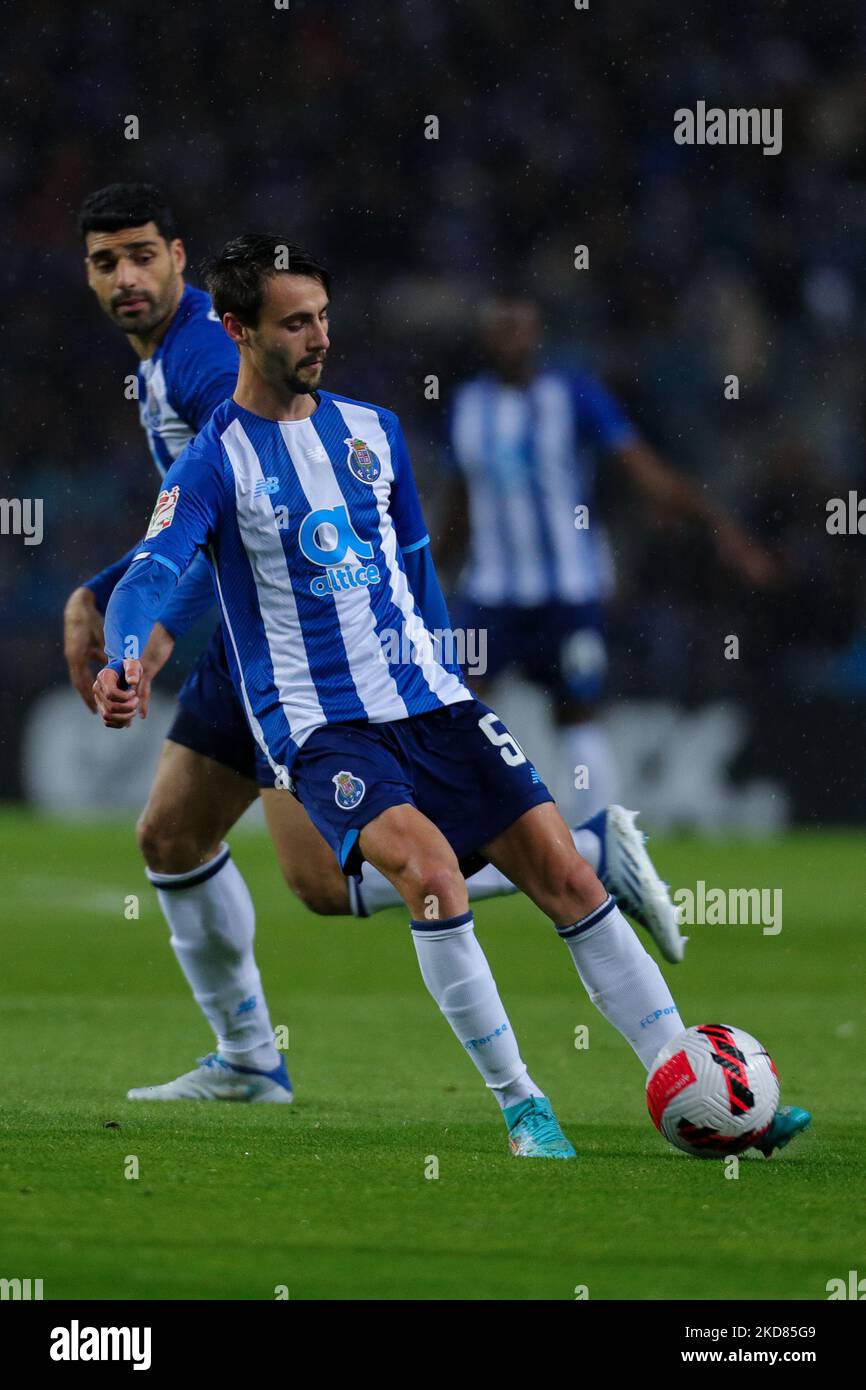 Fabio Vieira, milieu de terrain portugais de Porto, en action pendant le match demi-fin de la coupe portugaise entre le FC Porto et le CP sportif au stade Dragao sur 21 avril 2022 à Porto, Portugal. (Photo de Paulo Oliveira / NurPhoto) Banque D'Images