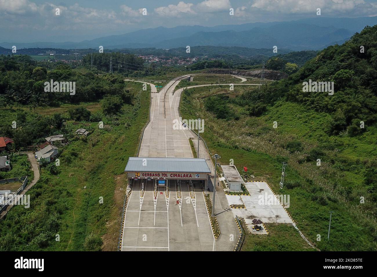 Vue aérienne de la route à péage Cileunyi-Sumedang-Dawuan (Cisumdawu) sur 22 avril 2022, à la porte à péage de Cimalaka, Régence de Sumedang, Java Ouest. Le gouverneur de l'ouest de Java, Ridwan Kamil Said Cileunyi-Sumedang-Dawuan (Cisumdawu), route à péage, peut être utilisé dans le flux de soins à domicile (Mudik Lebaran) jusqu'à la porte à péage de Cimalaka ou la section trois de la route à péage de Cisumdawu. (Photo par Algi Febri Sugita/NurPhoto) Banque D'Images