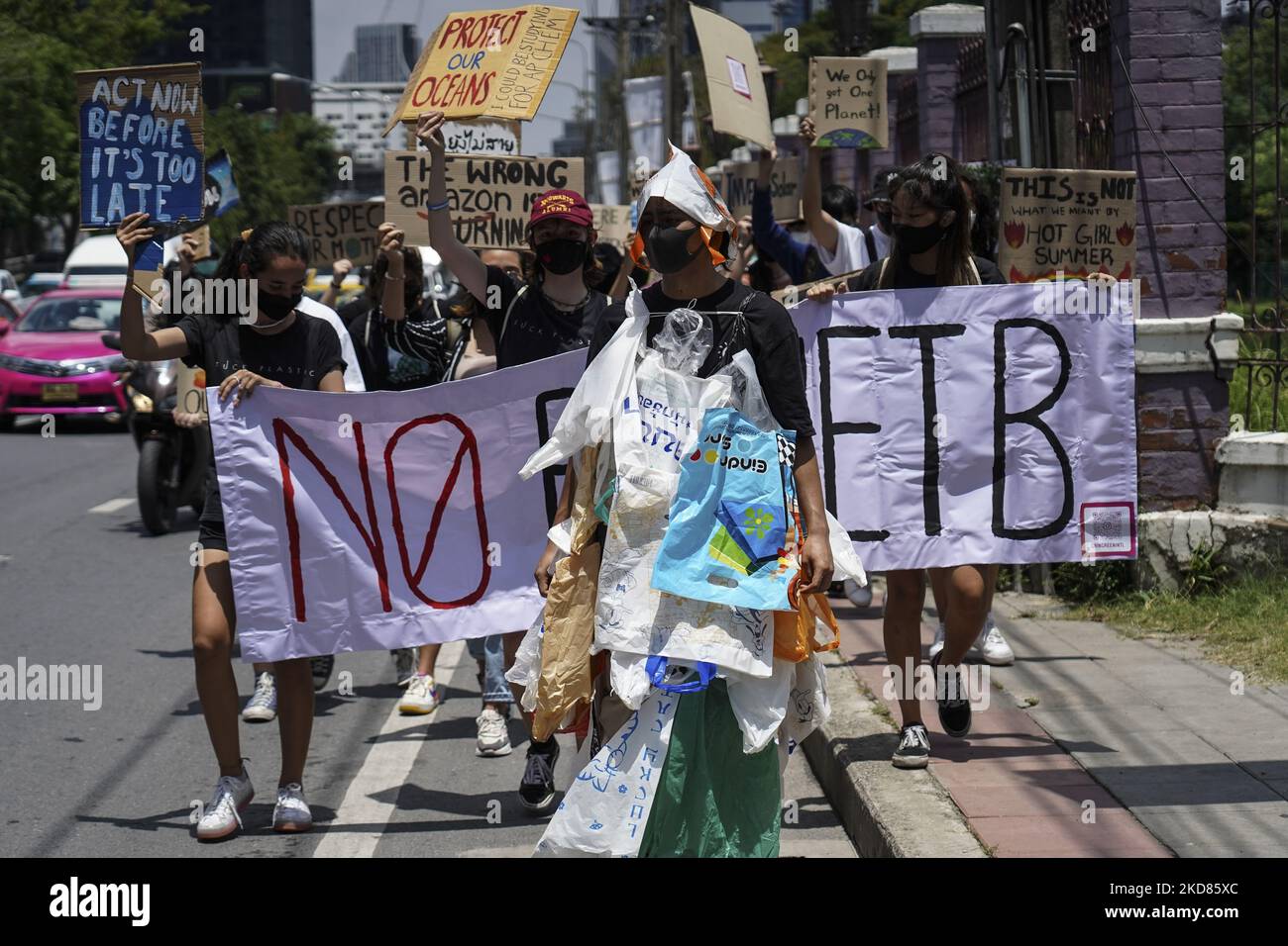 Les activistes de l'environnement branchirent des panneaux et crient des slogans alors qu'ils marchent sur la route principale de la ville lors de la grève mondiale du climat à Bangkok, Thaïlande, 22 avril 2022. (Photo par Anusak Laowilas/NurPhoto) Banque D'Images