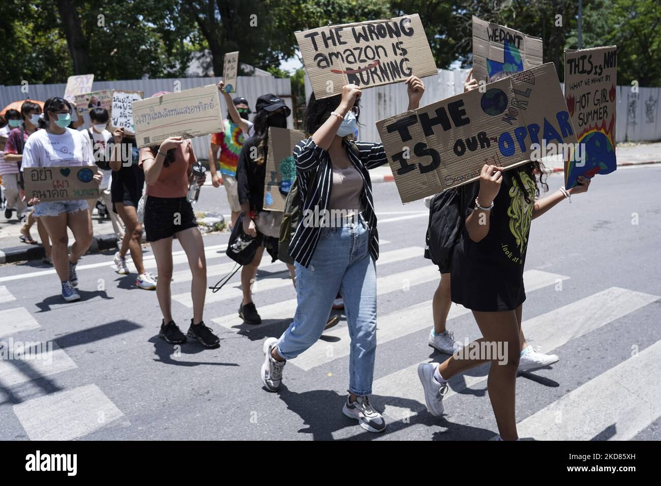 Les activistes de l'environnement branchirent des panneaux et crient des slogans alors qu'ils marchent sur la route principale de la ville lors de la grève mondiale du climat à Bangkok, Thaïlande, 22 avril 2022. (Photo par Anusak Laowilas/NurPhoto) Banque D'Images
