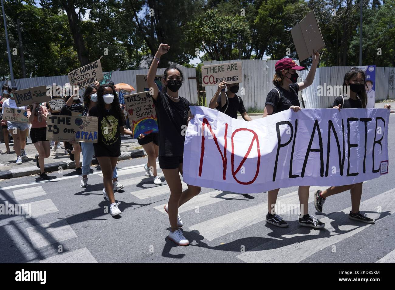 Les activistes de l'environnement branchirent des panneaux et crient des slogans alors qu'ils marchent sur la route principale de la ville lors de la grève mondiale du climat à Bangkok, Thaïlande, 22 avril 2022. (Photo par Anusak Laowilas/NurPhoto) Banque D'Images