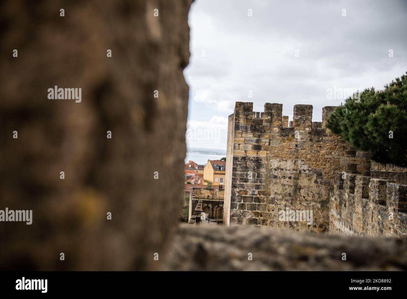 Vue sur le Castelo de S. Jorge (château de São Jorge) à Lisbonne, Portugal, sur 31 mars 2022. Le château de São Jorge est un château historique situé dans la capitale portugaise de Lisbonne, dans la région de Santa Maria Maior. (Photo de Manuel Romano/NurPhoto) Banque D'Images