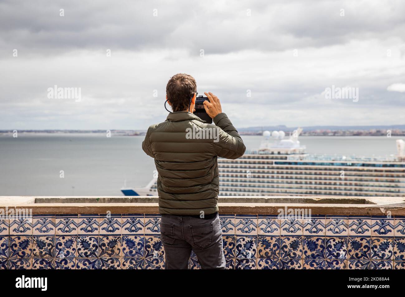 Un homme prend une photo du Miradouro de Santa Luzia à Lisbonne, au Portugal, sur 31 mars 2022. (Photo de Manuel Romano/NurPhoto) Banque D'Images