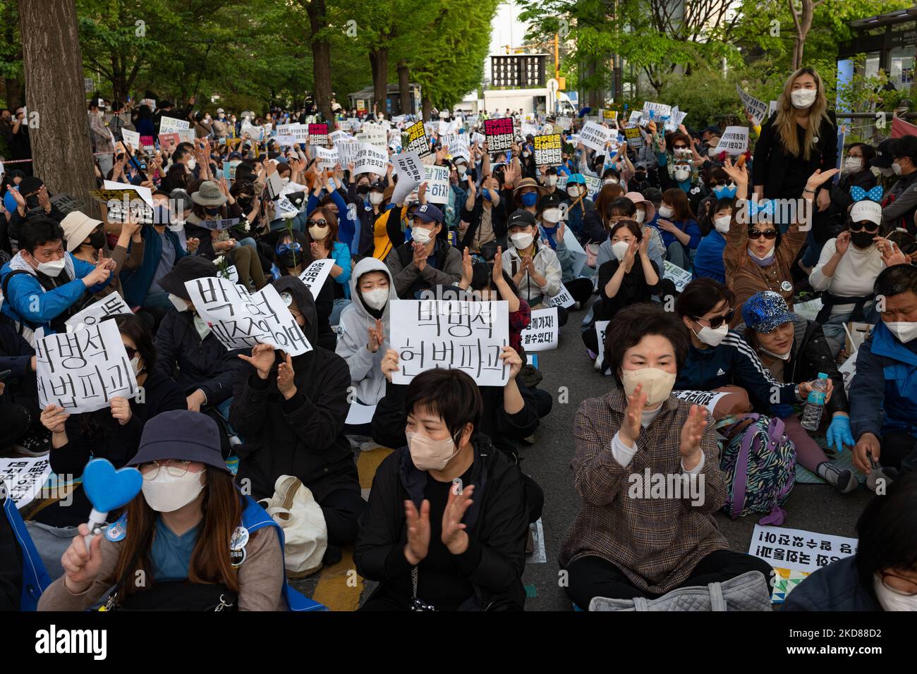 Des milliers de manifestants se réunissent devant l'Assemblée nationale de Yeouido pour protester contre le projet de loi de réforme des poursuites à Park Byung-seok, le président de l'Assemblée nationale sur 23 avril 2022 à Séoul, en Corée du Sud. (Photo de Chris Jung/NurPhoto) Banque D'Images