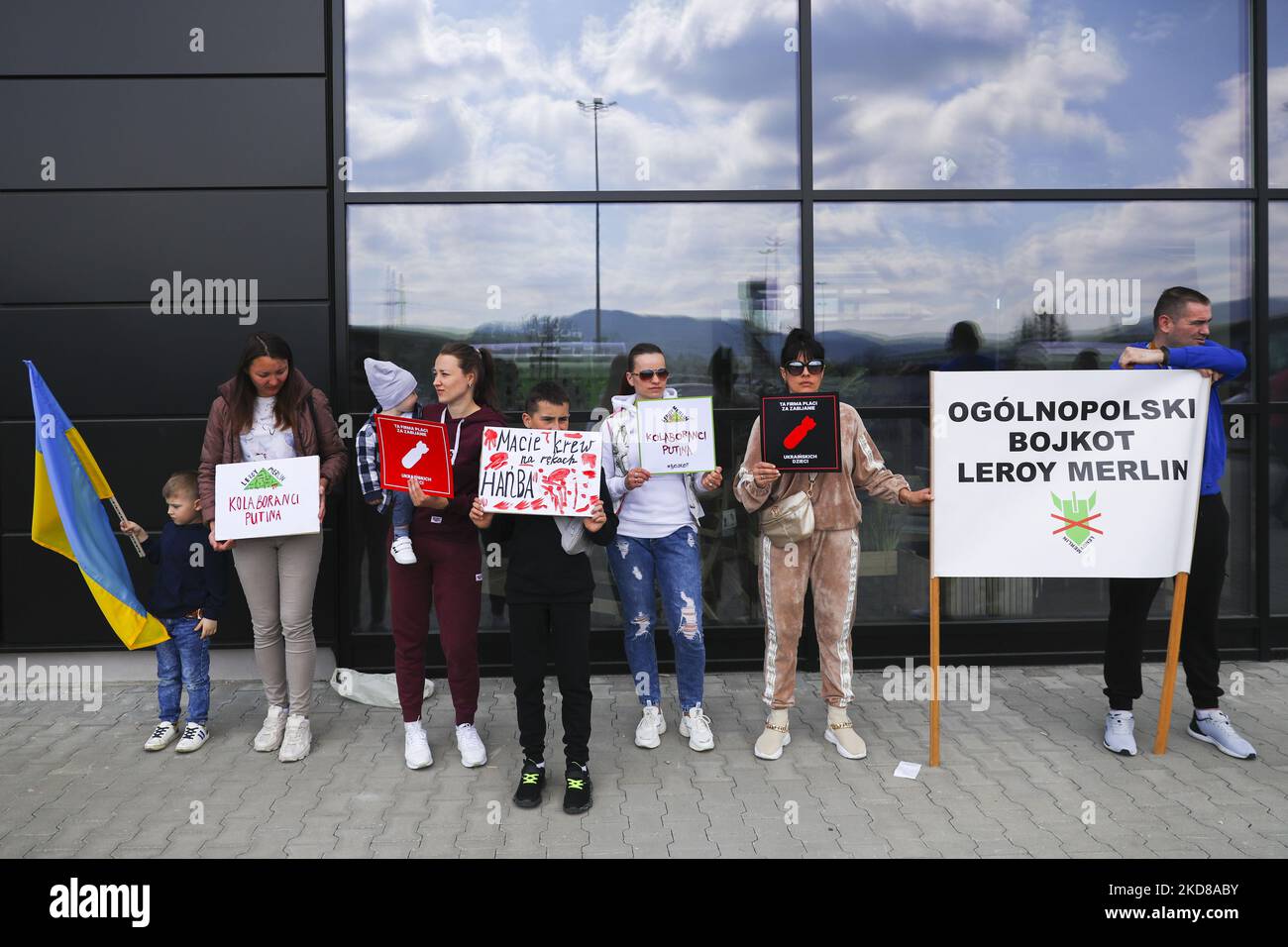 Des personnes protestent devant le magasin Leroy Merlin et appellent à un boycott de la marque. Andrychow, Pologne sur 23 avril 2022. Les chaînes de magasins Leroy Merlin, Auchan et Decathlon, appartenant à la même holding française, n'ont pas cessé leurs activités en Russie après l'invasion de l'Ukraine. (Photo de Beata Zawrzel/NurPhoto) Banque D'Images