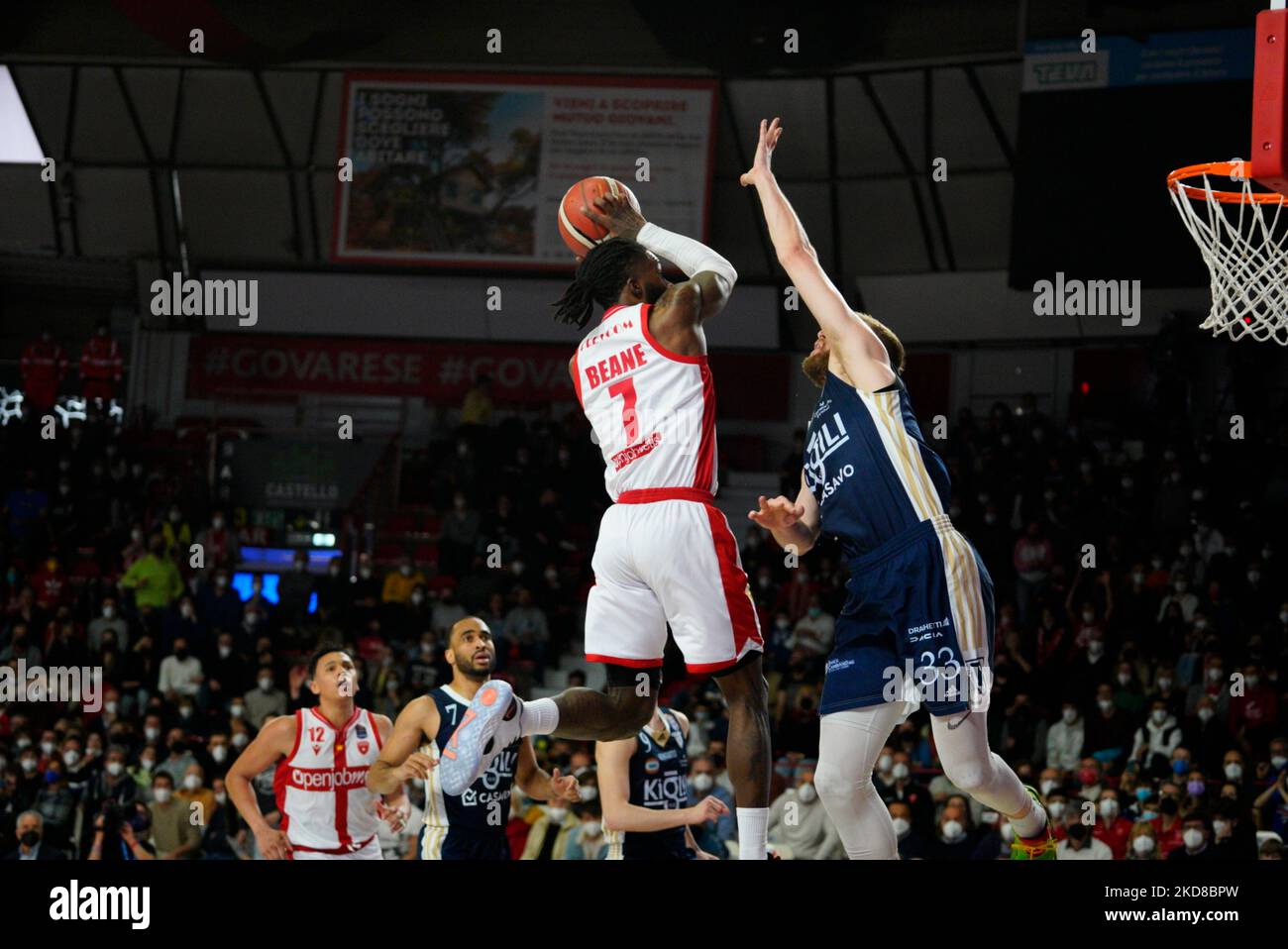 Beane attaque l'anneau contre vasilis pendant le basket italien A Serie Championship Openjobmestis Varèse vs Fortitudo Bologna sur 24 avril 2022 à l'arène Enerxenia à Varèse, Italie (photo par Alessandro Negrini/LiveMedia/NurPhoto) Banque D'Images