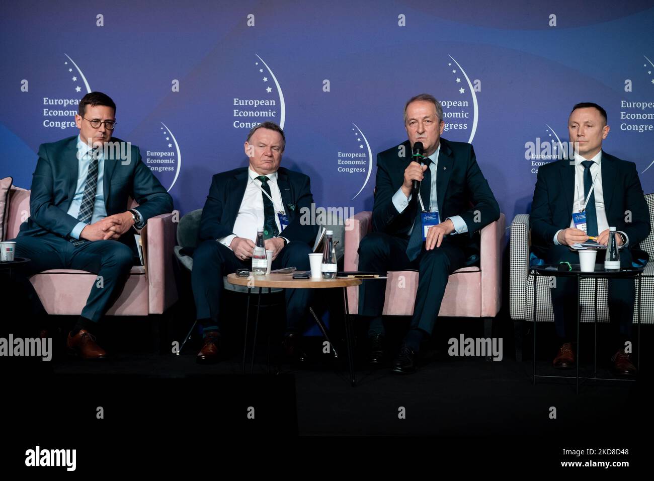 Les infrastructures de transport en Pologne session, Krzysztof Niemiec (Vice-Président du Conseil, Track TEC sa), Lukasz Greinke (Président du Conseil, Président Directeur général, Administration portuaire de Gdansk), Ireneusz Merchel (Président du Conseil, PKP Polskie Linie Kolejowe sa) pendant le Congrès économique européen de Katowice (Pologne) sur 25 avril 2022 (Photo de Mateusz Wlodarczyk/NurPhoto) Banque D'Images