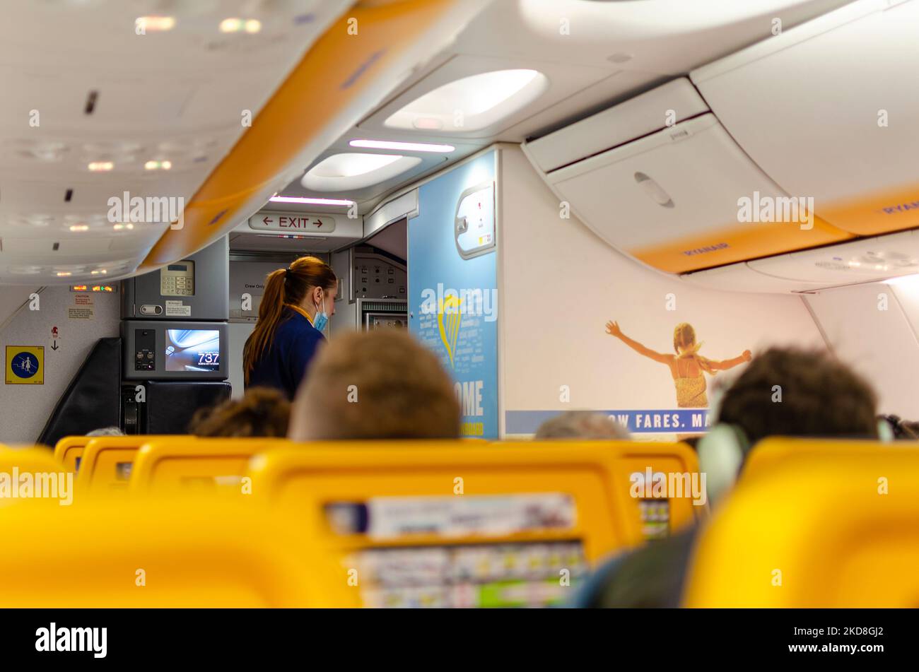 Séville, Espagne; 27 octobre 2022: Intérieur d'un avion Ryanair. Banque D'Images