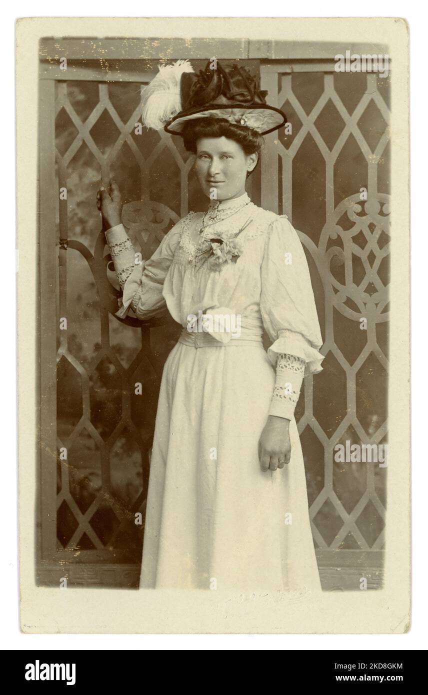 Carte postale originale de l'époque édouardienne d'une femme écossaise élégante et riche en chapeau à plumes élaboré, belle robe d'été en dentelle blanche, studio de W. H. Stimpson, Kelso, Écosse, Royaume-Uni vers 1908. Banque D'Images