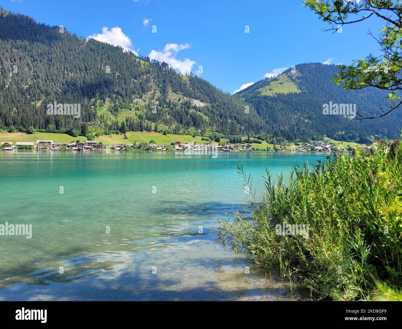 Une vue panoramique sur le lac Thiersee entouré de montagnes par une journée ensoleillée en Autriche Banque D'Images