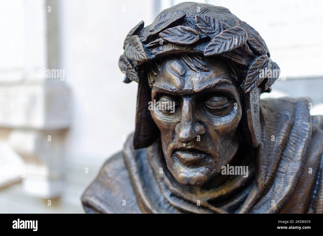 Florence, Italie; 28 octobre 2022: Sculpture en bronze de Dante Alighieri dans la cour de Badia Fiorentina. Banque D'Images