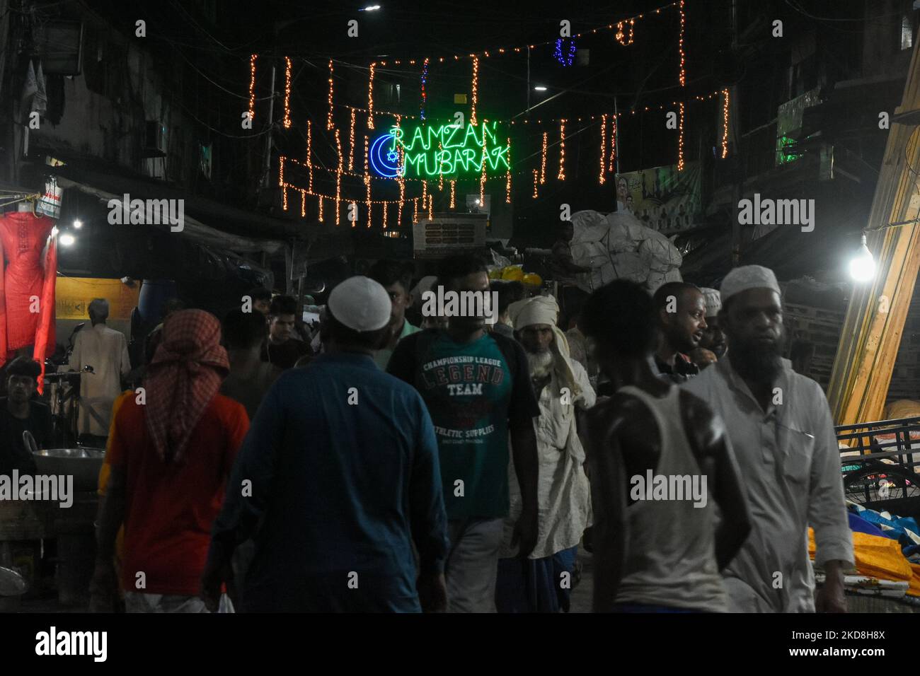 Un signe de lueur ' Ramzan Mubarak ' est vu dans une rue pendant le mois d'observation du Ramadan à Kolkata , Inde , le 27 avril 2022 . (Photo par Debarchan Chatterjee/NurPhoto) Banque D'Images