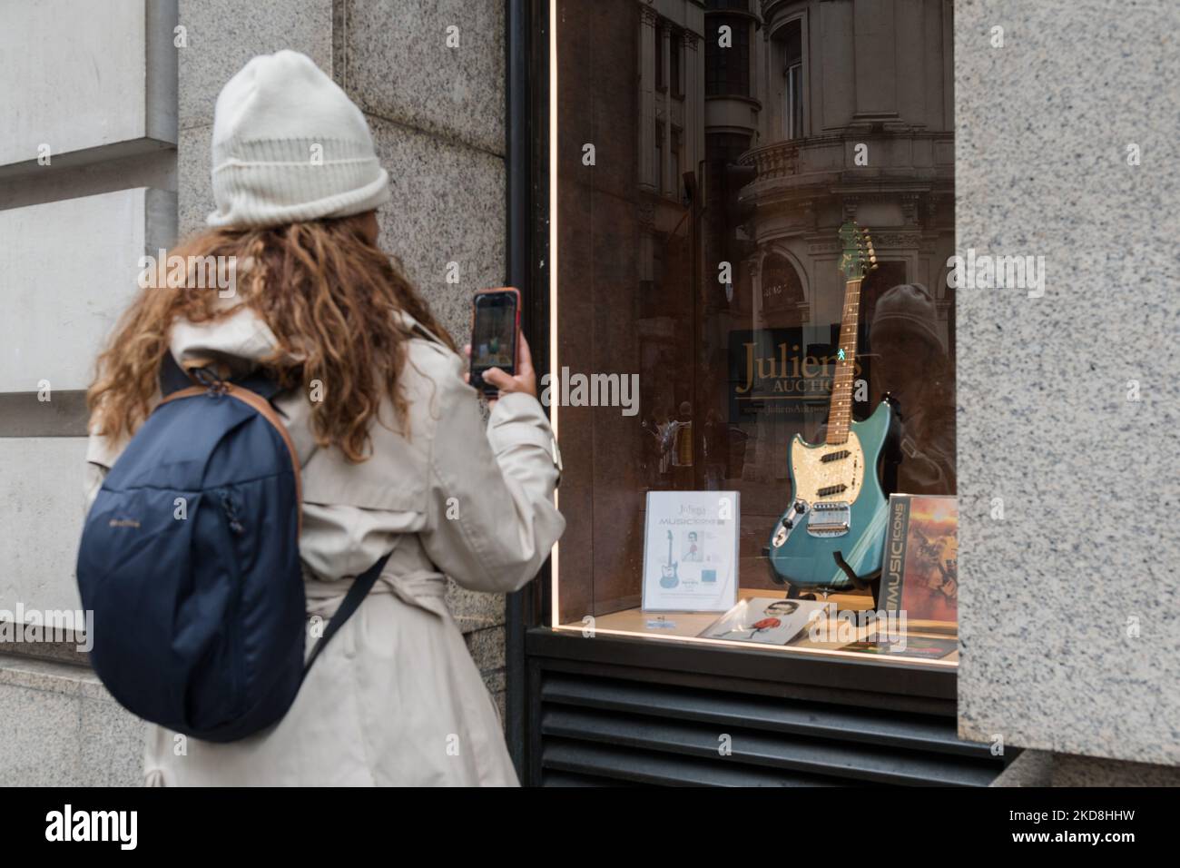 LONDRES, ROYAUME-UNI - 27 AVRIL 2022 : une femme prend une photo de la guitare électrique Fender Mustang, gaucher en compétition Lake Placid Blue Finish avec tête correspondante (1969), estimation initiale : $600 000 - $800 000, joué par Kurt Cobain dans la célèbre vidéo musicale de Nirvana “sent like Teen Spirit” dans le Hard Rock Cafe Piccadilly Circus sur 27 avril 2022 à Londres, Angleterre. Les souvenirs seront offerts par Julien’s Auctions lors de la vente aux enchères DE trois jours DES ICÔNES MUSICALES qui aura lieu entre le 20th et le 22nd mai au Hard Rock Cafe de New York. (Photo de Wiktor Szymanowicz/NurPhoto) Banque D'Images