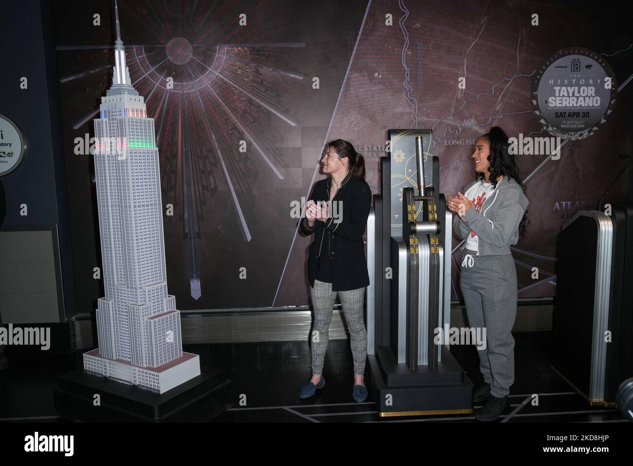 NEW YORK, NEW YORK - AVRIL 26 : Katie Taylor et Amanda Serrano assistent à la lumière l'Empire State Building en avance sur les titres légers féminins du Madison Square Garden à l'Empire State Building sur 26 avril 2022 à New York. (Photo de John Nacion/NurPhoto) Banque D'Images