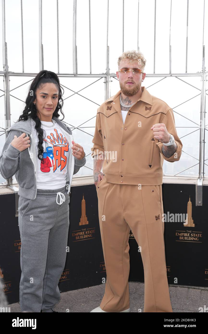 NEW YORK, NEW YORK - AVRIL 26 : Amanda Serrano et Jake Paul assistent à la lumière l'Empire State Building en avance sur les titres légers féminins du Madison Square Garden à l'Empire State Building sur 26 avril 2022 à New York. (Photo de John Nacion/NurPhoto) Banque D'Images