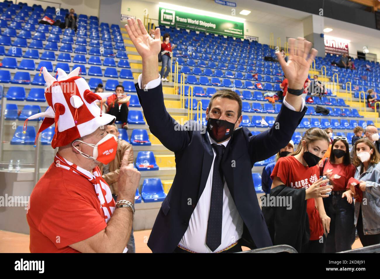 Gianlorenzo Blengini (entraîneur de Cucine Lube Civitanova) salue les fans à la fin du match pendant le Volleyball Italien série A Men SuperLeague Championship Jouez - Cucine Lube Civitanova contre ITAS Trentino sur 27 avril 2022 au Forum Eurosuole à Civitanova Marche, Italie (photo de Roberto Bartomeoli/LiveMedia/Nurentino photo) Banque D'Images