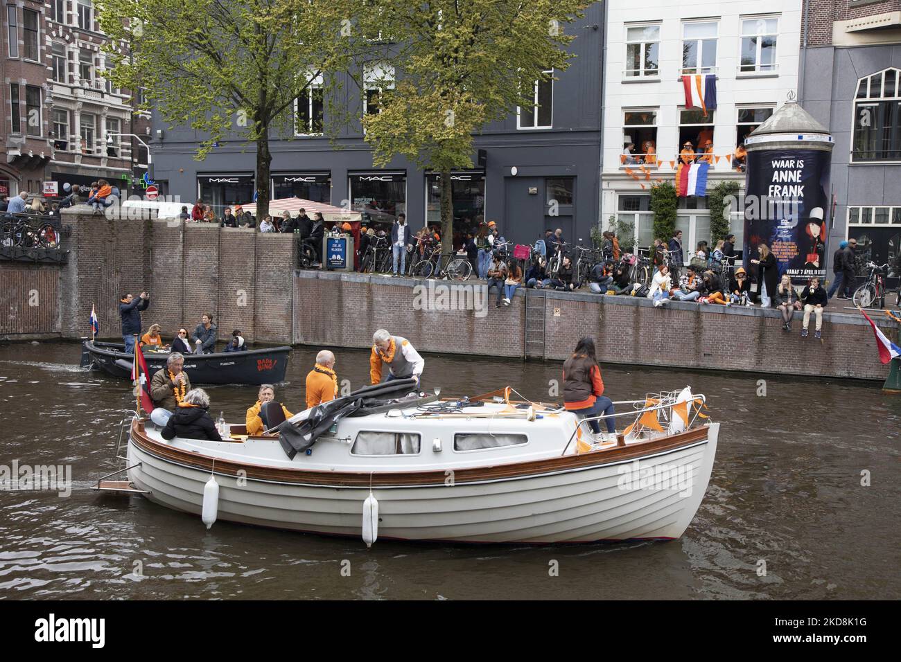 Les pays-Bas célèbrent la Journée du Roi après deux ans d'annulation en raison de la pandémie du coronavirus COVID-19 et des restrictions et mesures de confinement. Des milliers de gens du coin et de visiteurs ont visité les canaux d'Amsterdam pour célébrer avec diverses festivités l'anniversaire du roi Willem-Alexander connu sous le nom de Koningsdag, une fête nationale hollandaise. Tous les types de bateaux et de navires sont vus dans les canaux passant sous les ponts célèbres et près des maisons étroites d'Amsterdam avec des gens sur la danse et d'avoir le plaisir. Les bateaux défilent dans les canaux du centre-ville tandis que les voyageurs se rassemblent dans les rues. Du Banque D'Images
