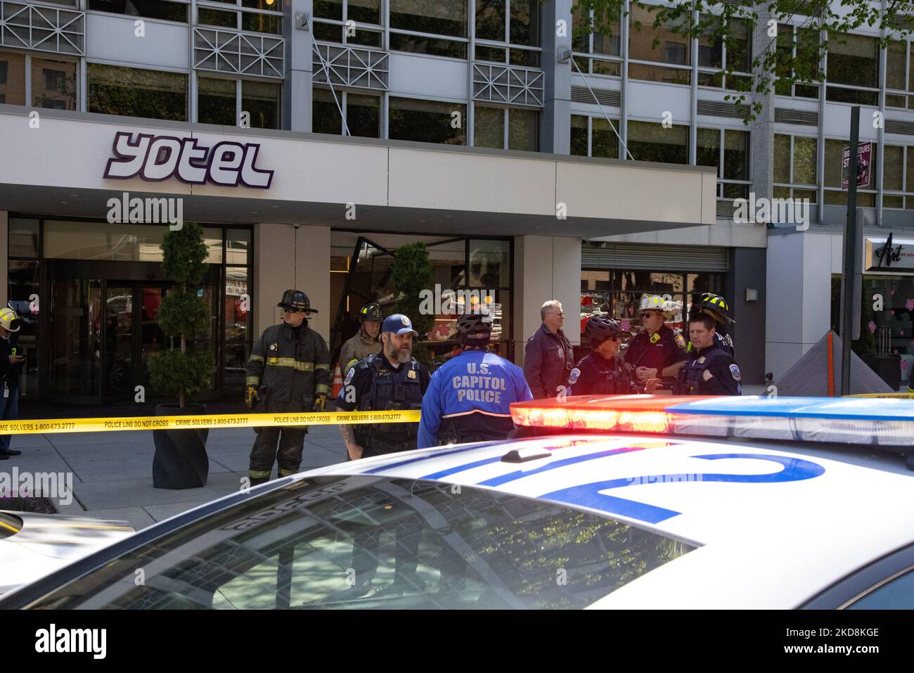 Les équipes d'urgence évaluent la scène après qu'un véhicule s'est heurté dans le hall de Yotel, sur Capitol Hil, sur 28 avril 2022. Un responsable des incendies de DC a déclaré qu'il y avait 1 blessures graves, non mortelles, 3 blessures non graves non mortelles et une personne qui a refusé le traitement. Toutes les personnes transportées sont traitées dans les hôpitaux de la région. (Photo de Bryan Olin Dozier/NurPhoto) Banque D'Images