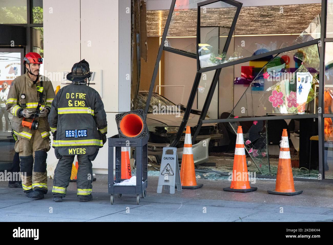 Les équipes d'urgence évaluent la scène après qu'un véhicule s'est heurté dans le hall de Yotel, sur Capitol Hil, sur 28 avril 2022. Un responsable des incendies de DC a déclaré qu'il y avait 1 blessures graves, non mortelles, 3 blessures non graves non mortelles et une personne qui a refusé le traitement. Toutes les personnes transportées sont traitées dans les hôpitaux de la région. (Photo de Bryan Olin Dozier/NurPhoto) Banque D'Images