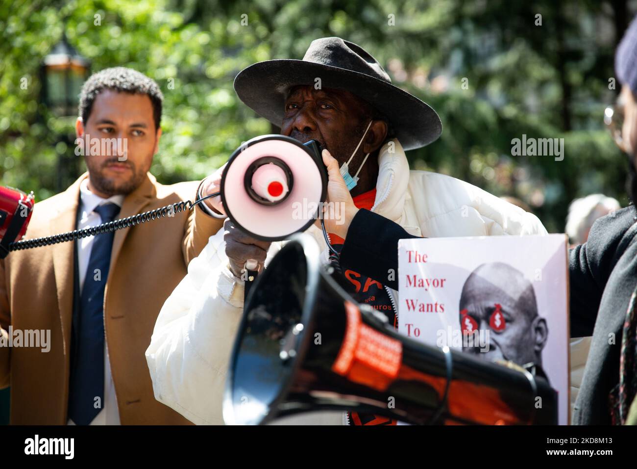 Une coalition pour des loyers équitables s'est rassemblée à l'hôtel de ville de 28 avril 2022, en opposition au maire Eric Adams, qui a proposé des augmentations massives des loyers stabilisés par les locataires. (Photo de Karla Ann Cote/NurPhoto) Banque D'Images