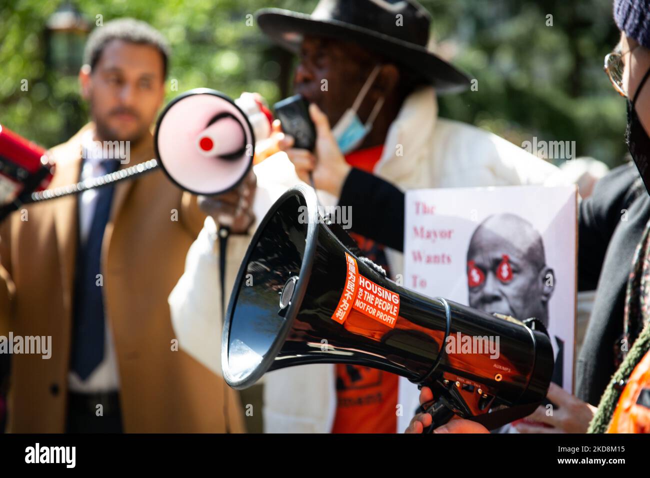 Une coalition pour des loyers équitables s'est rassemblée à l'hôtel de ville de 28 avril 2022, en opposition au maire Eric Adams, qui a proposé des augmentations massives des loyers stabilisés par les locataires. (Photo de Karla Ann Cote/NurPhoto) Banque D'Images