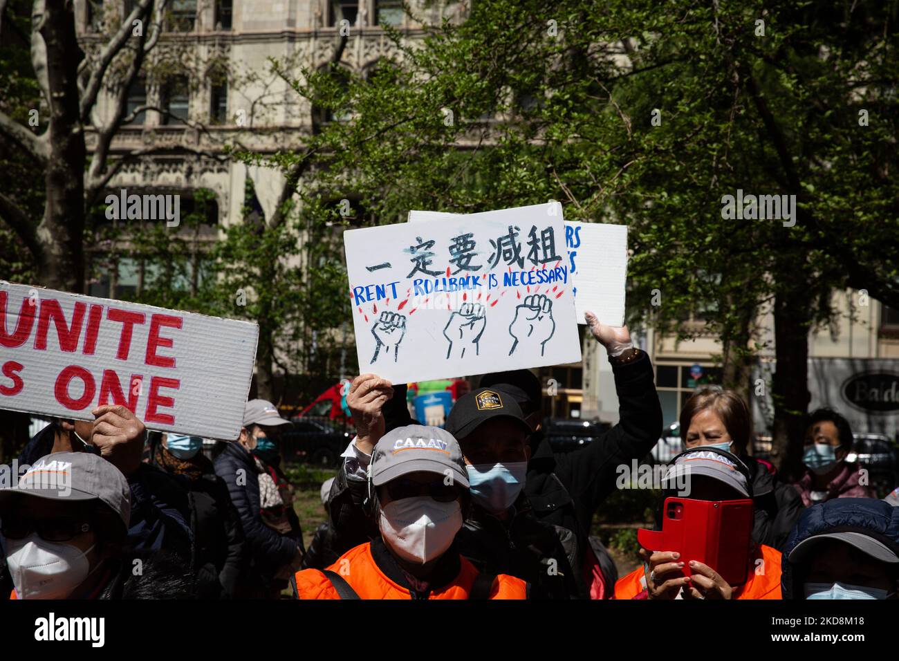 Une coalition pour des loyers équitables s'est rassemblée à l'hôtel de ville de 28 avril 2022, en opposition au maire Eric Adams, qui a proposé des augmentations massives des loyers stabilisés par les locataires. (Photo de Karla Ann Cote/NurPhoto) Banque D'Images